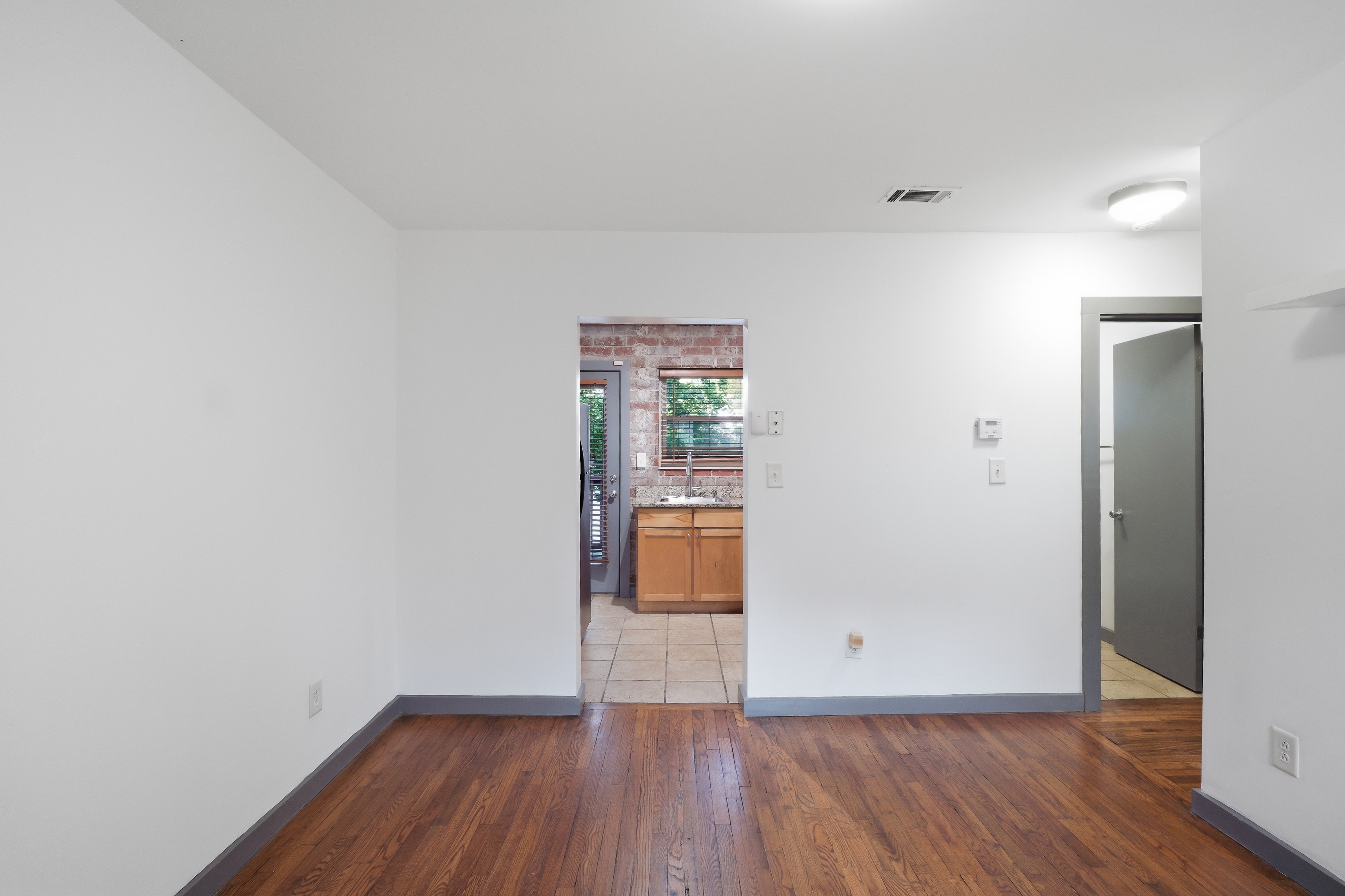 Photo 4 of 17 of 561 Formwalt St SW, Atlanta, GA