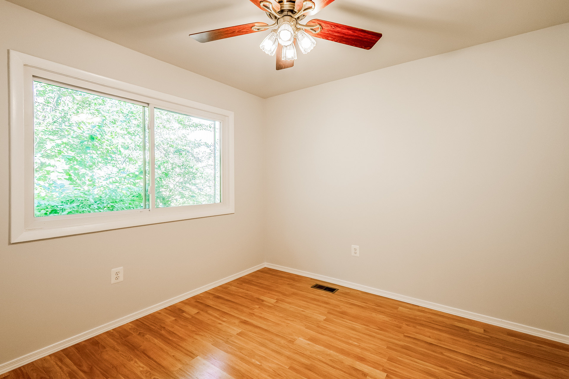 Photo 10 of 19 of 256 W Meadowland Ln, Sterling, VA