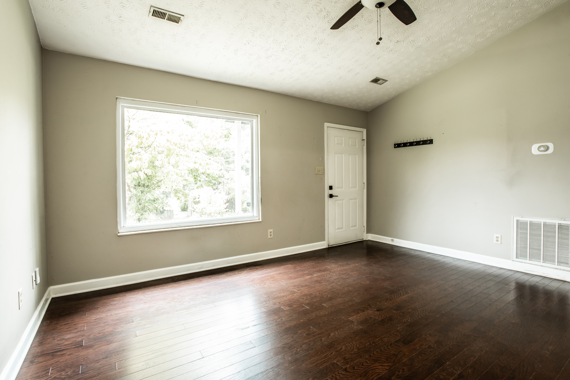 Photo 3 of 21 of 6009 Woodbark Trce, Knoxville, TN