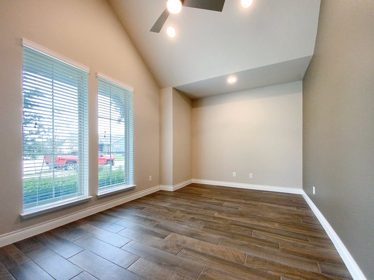Photo 13 of 31 - 512 Judge Fisk Dr, Leander, TX 78641