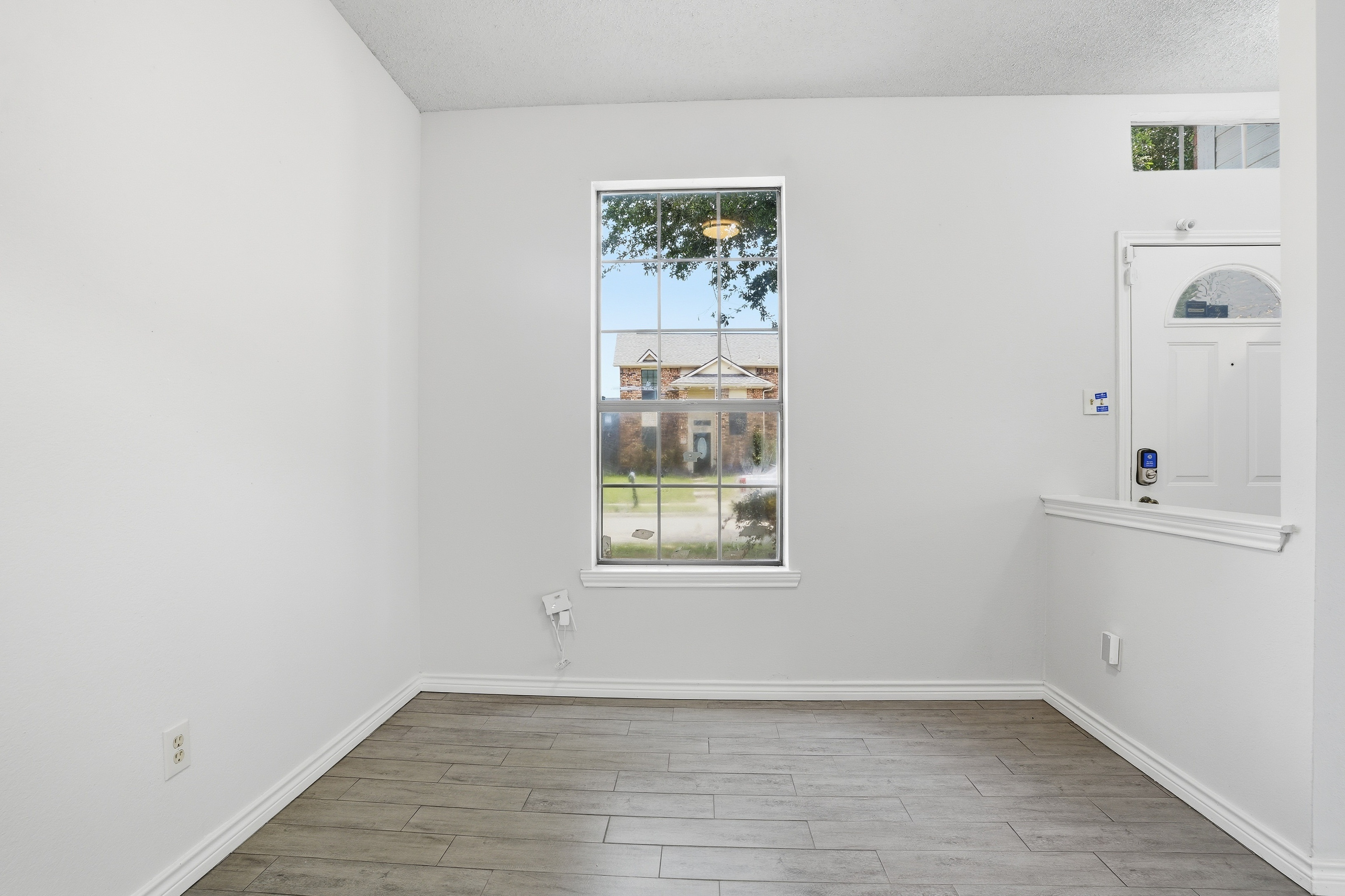 Photo 7 of 31 of 2142 Falcon Ridge Dr, Carrollton, TX