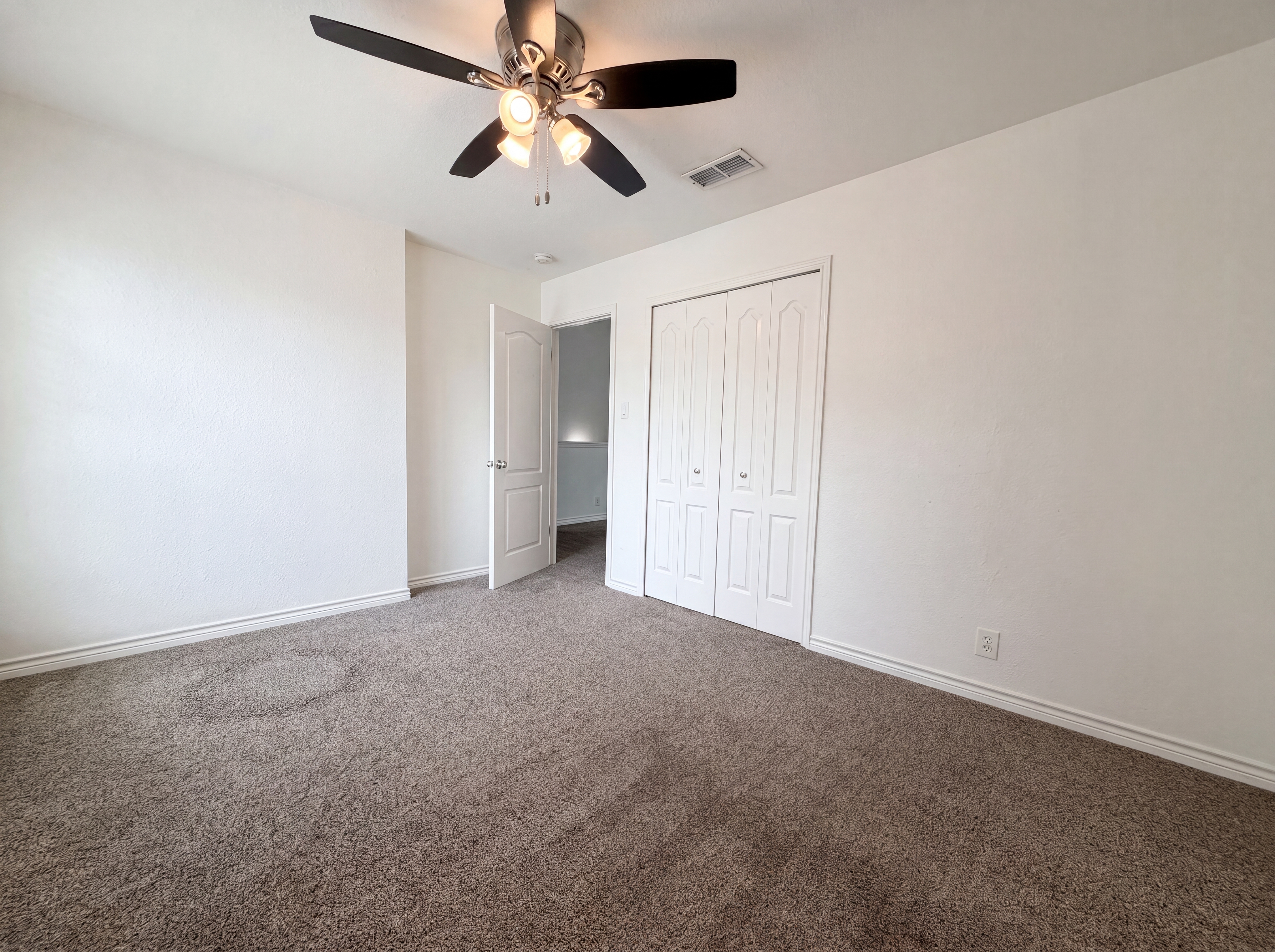 Photo 10 of 18 of 8423 Berry Knoll Dr, Universal City, TX
