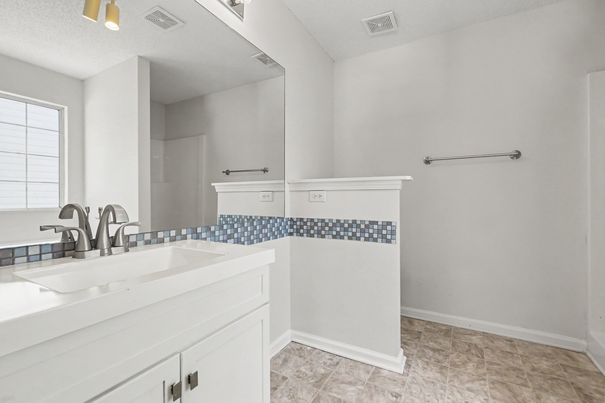 Photo 8 of 23 of 4131 Ravenwood Ct, Union City, GA