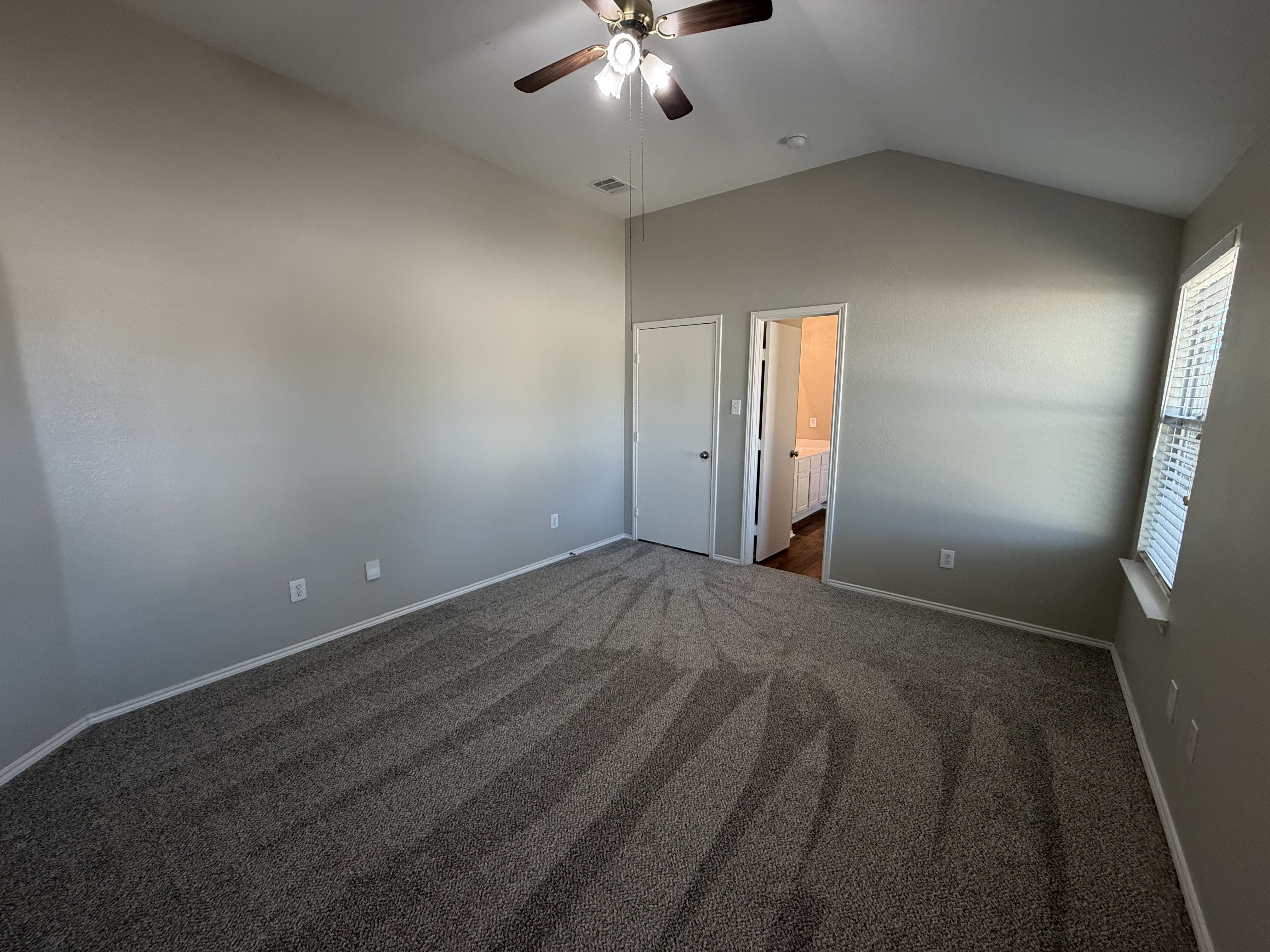 Photo 14 of 28 of 809 Canyon Cove Dr, Burleson, TX