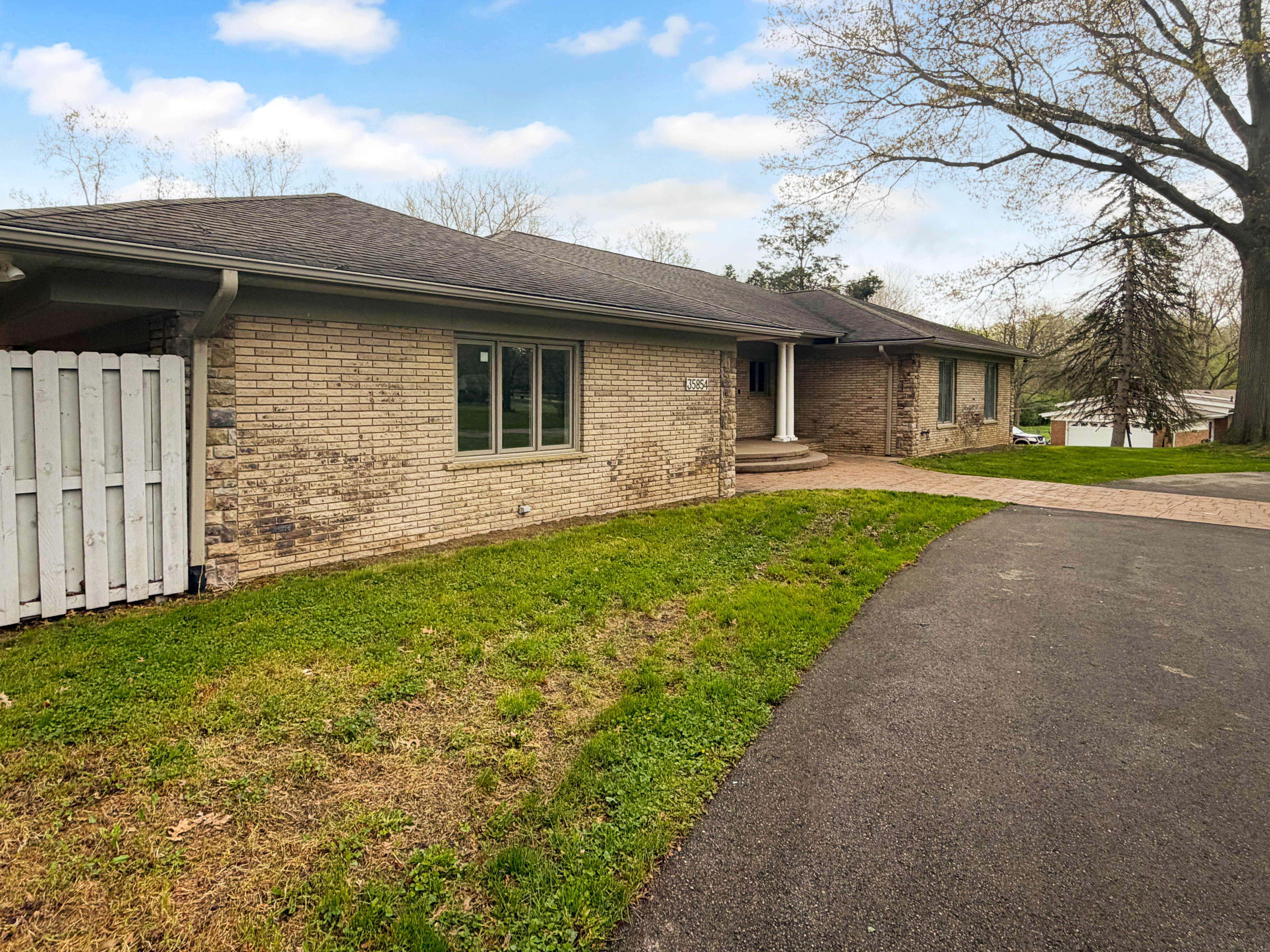 Photo 37 of 38 of 35854 Castlemeadow Dr, Farmington Hills, MI