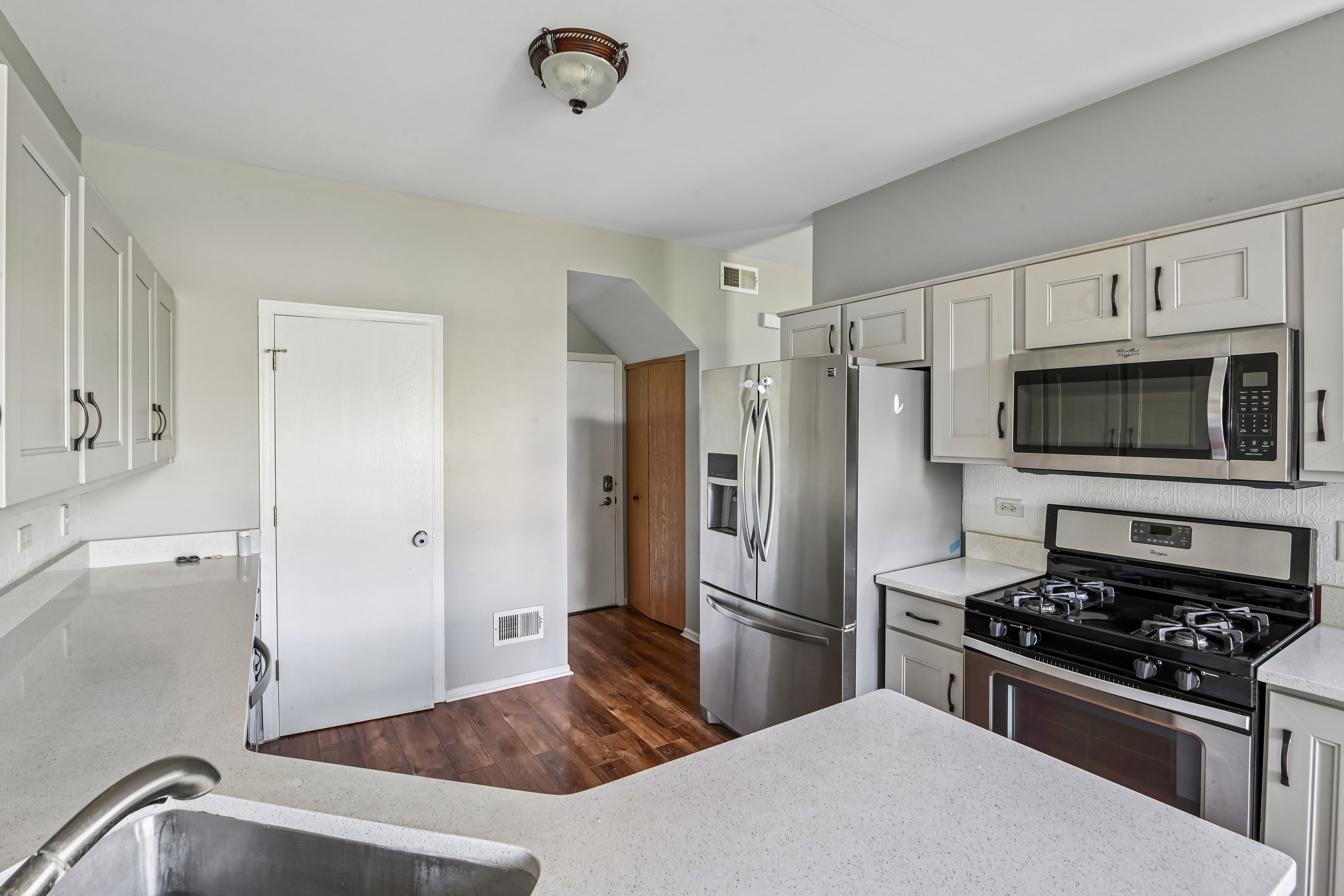 Photo 2 of 33 of 1212 Courtland Cir, Plainfield, IL
