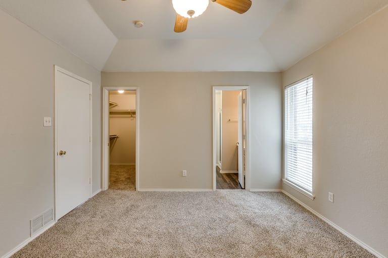 Photo 16 of 27 - 564 Dylan Ct, Azle, TX 76020