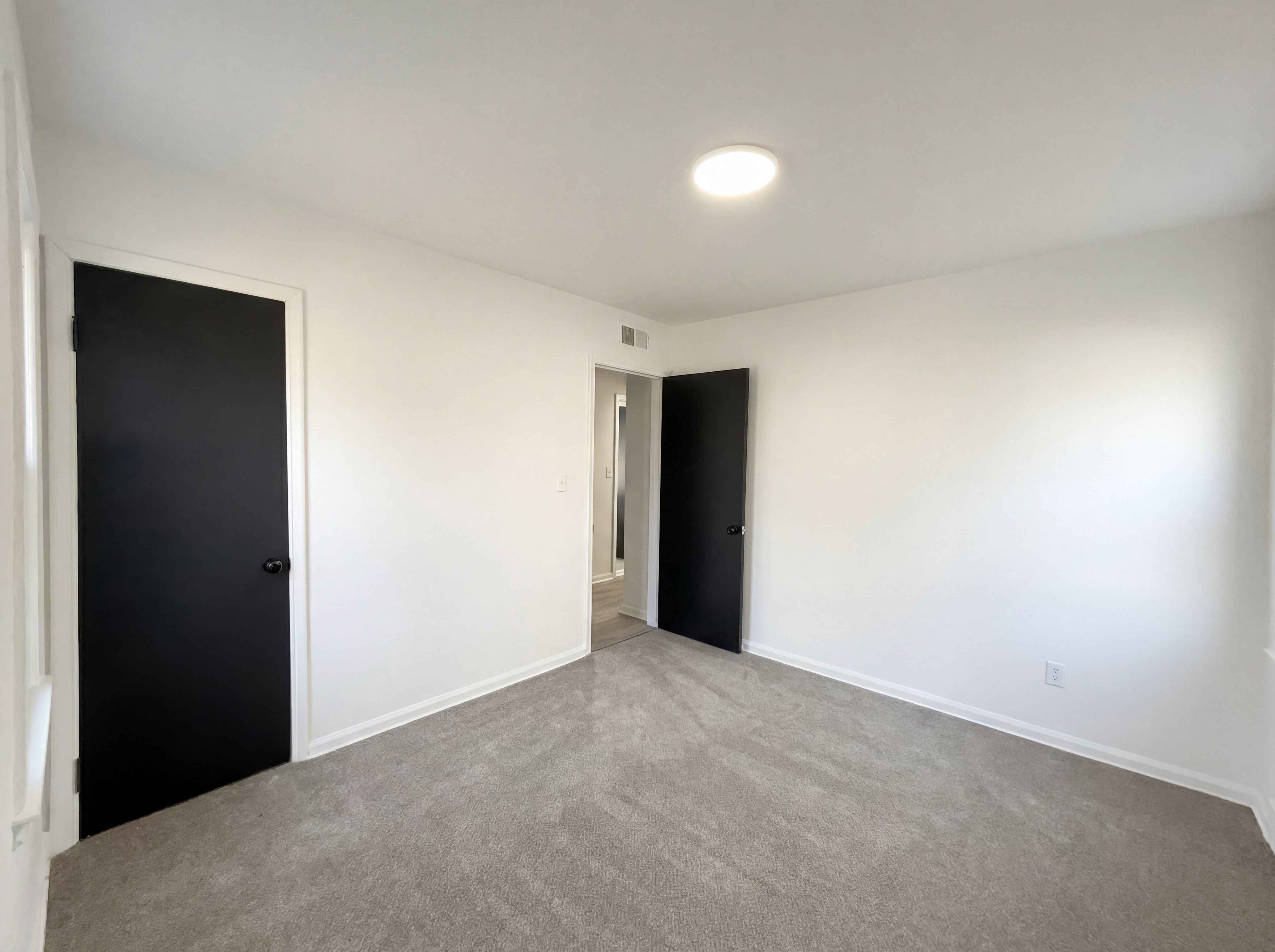 Photo 4 of 16 of 24610 Parklawn St, Oak Park, MI