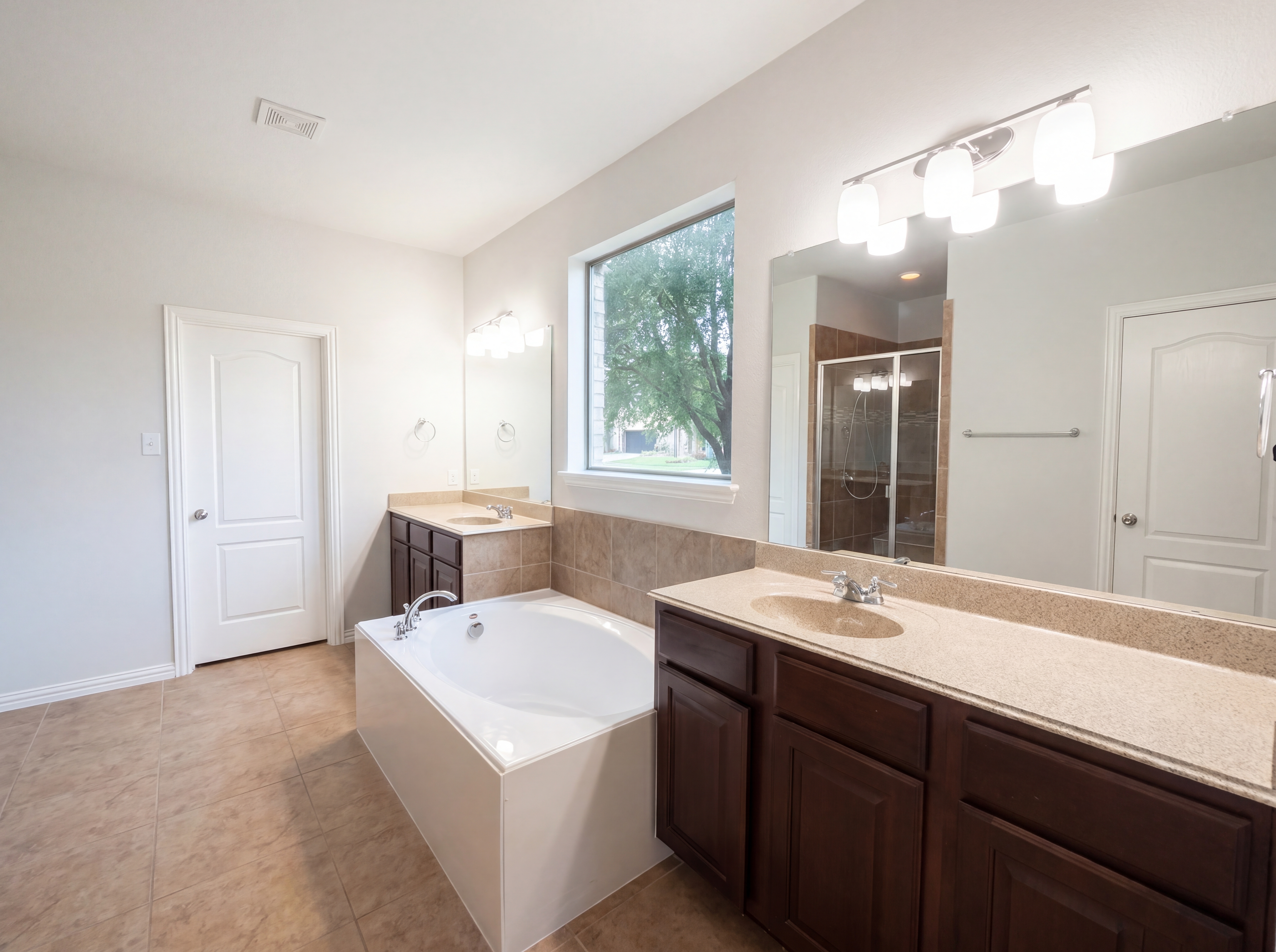 Photo 11 of 18 of 1501 Martin Creek Dr, Little Elm, TX