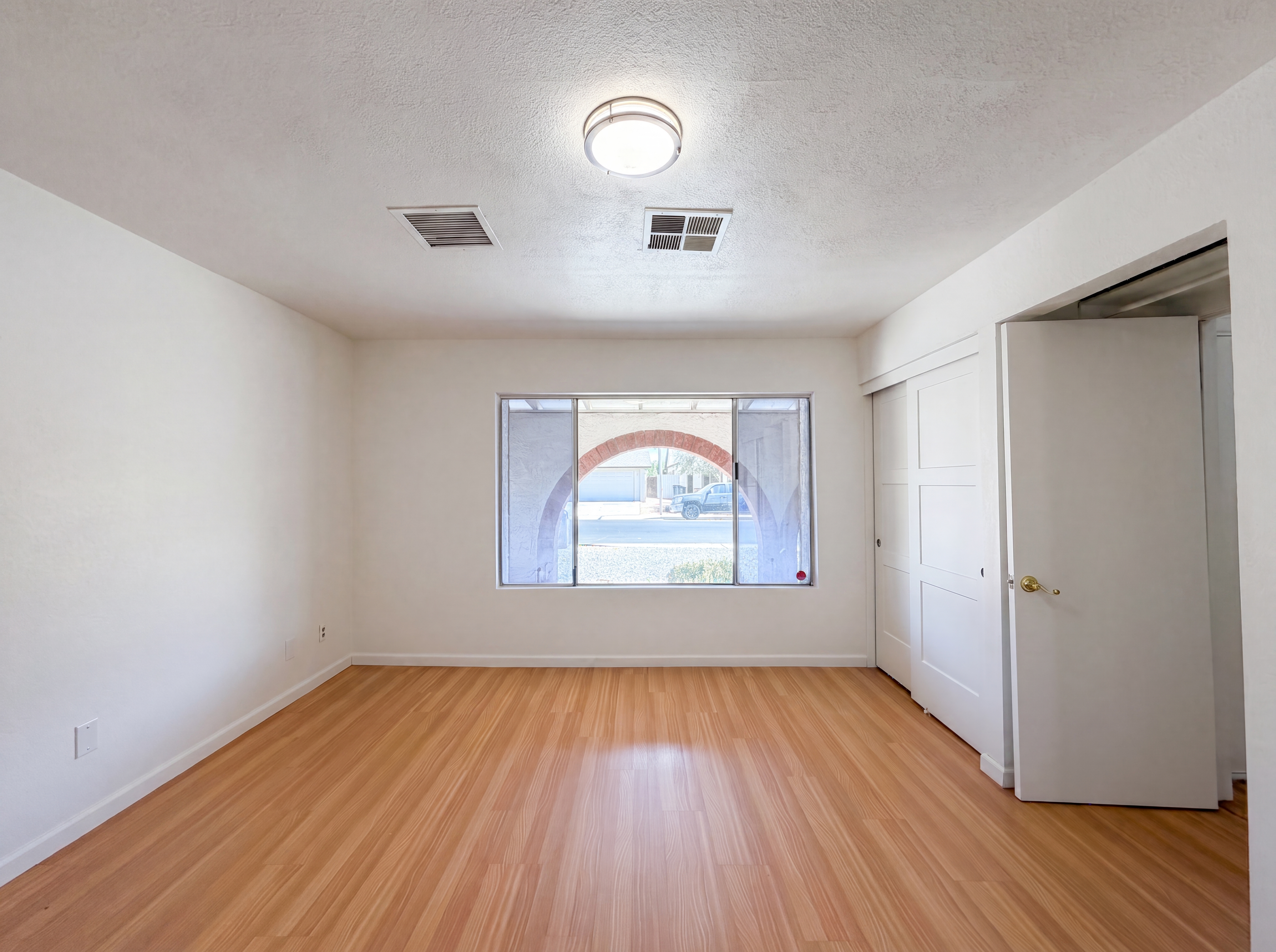 Photo 4 of 26 of 4260 E Vineyard Rd, Phoenix, AZ