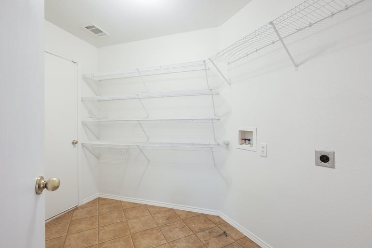 Photo 15 of 32 - 712 Partridge Dr, Fort Worth, TX 76131