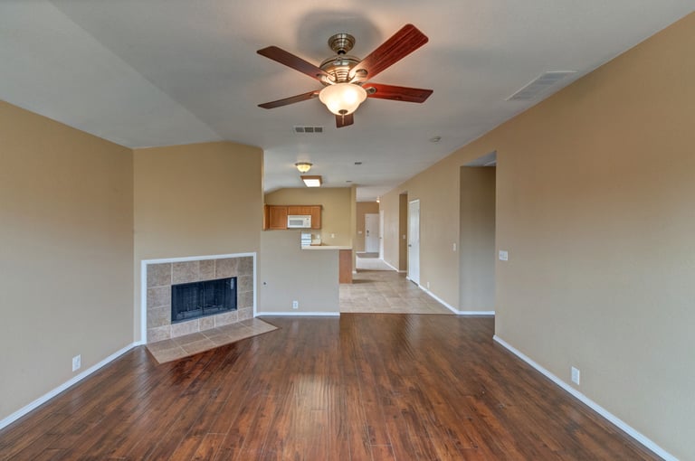 Photo 3 of 23 - 1816 Little Deer Ln, Fort Worth, TX 76131
