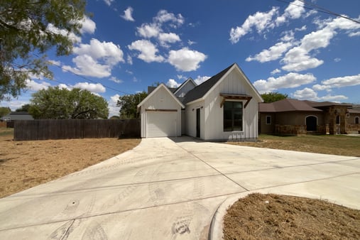 Photo 1 of 28 of 926 Joyce Marlene, Poteet, TX