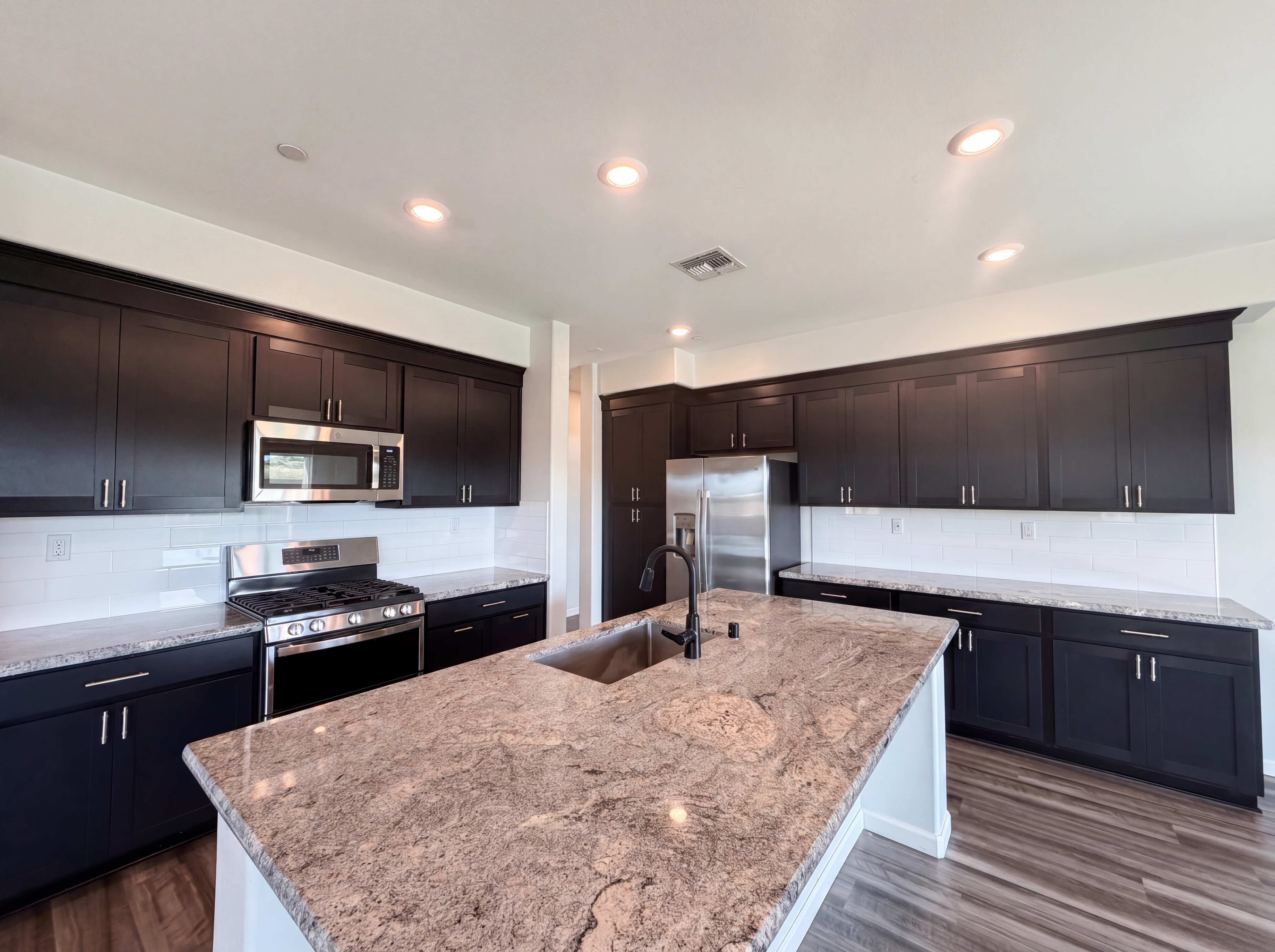 Photo 11 of 54 of 1187 Bordeaux Ct, Olivehurst, CA
