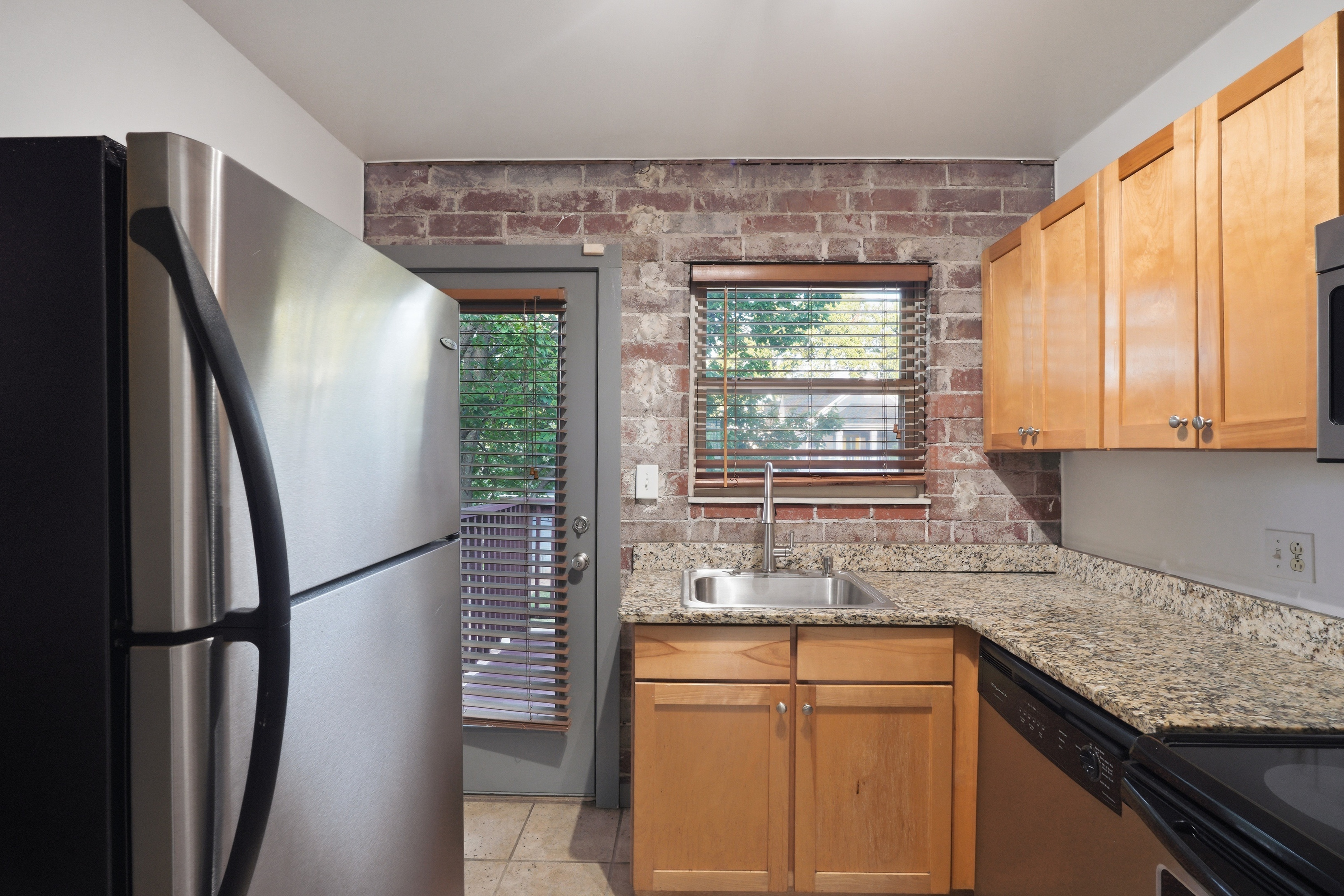 Photo 5 of 17 of 561 Formwalt St SW, Atlanta, GA