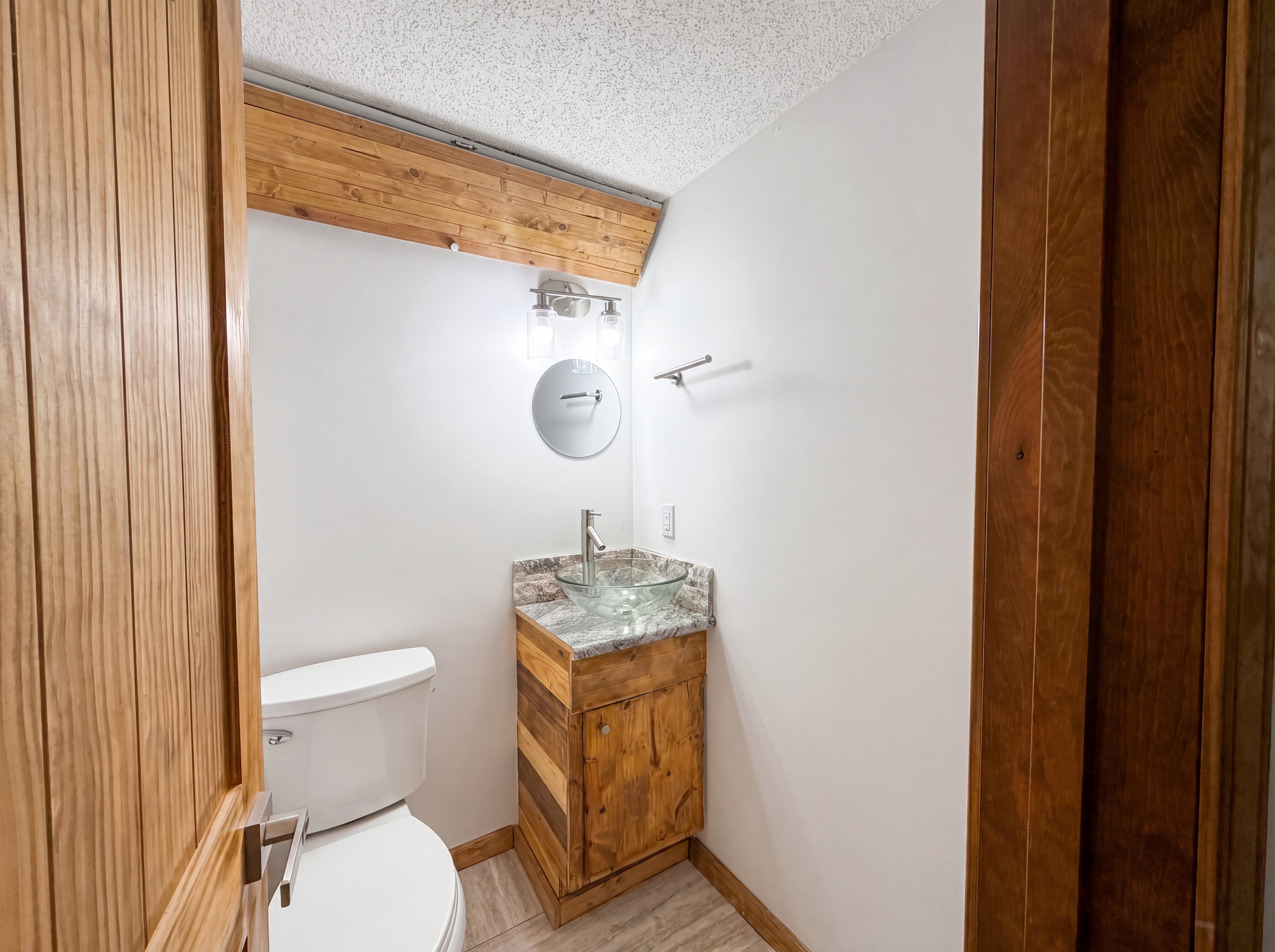 Photo 11 of 19 of 2808 NE 39th St, Kansas City, MO
