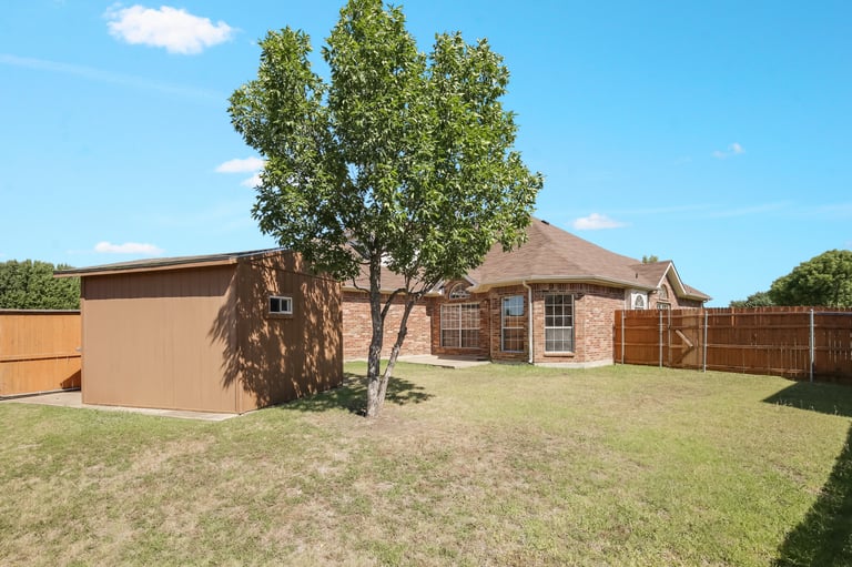 Photo 4 of 30 - 1504 Mountain Laurel Ln, Desoto, TX 75115