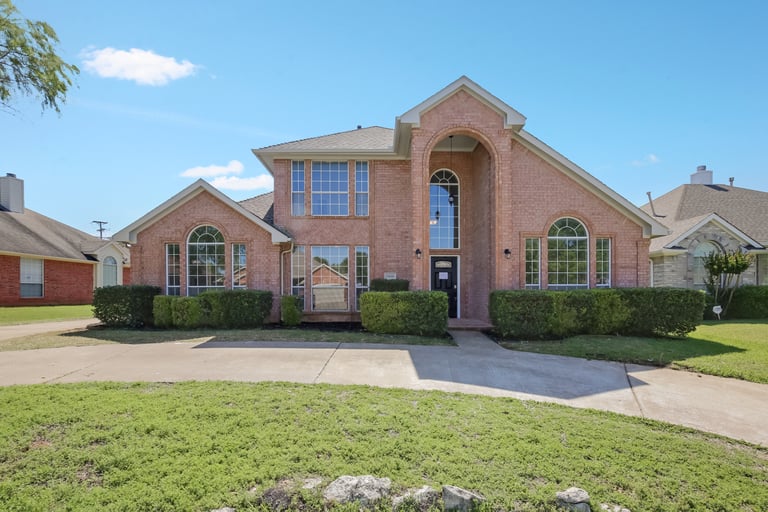 Photo 1 of 33 - 1616 Corvallis Trl, Arlington, TX 76006