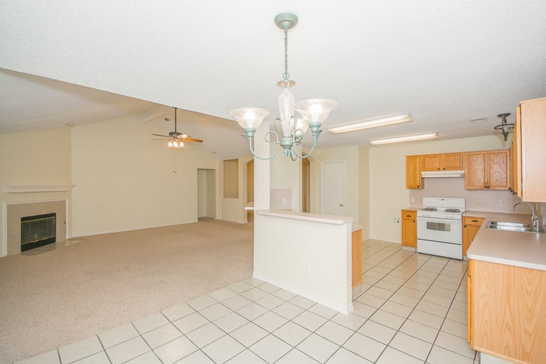 Photo 5 of 24 - 1012 Ridgecrest Dr, McKinney, TX 75069