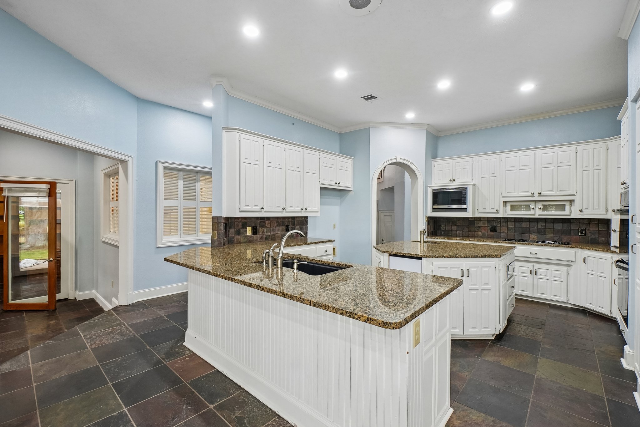 Photo 2 of 39 of 32 Victoria Dr, Rowlett, TX