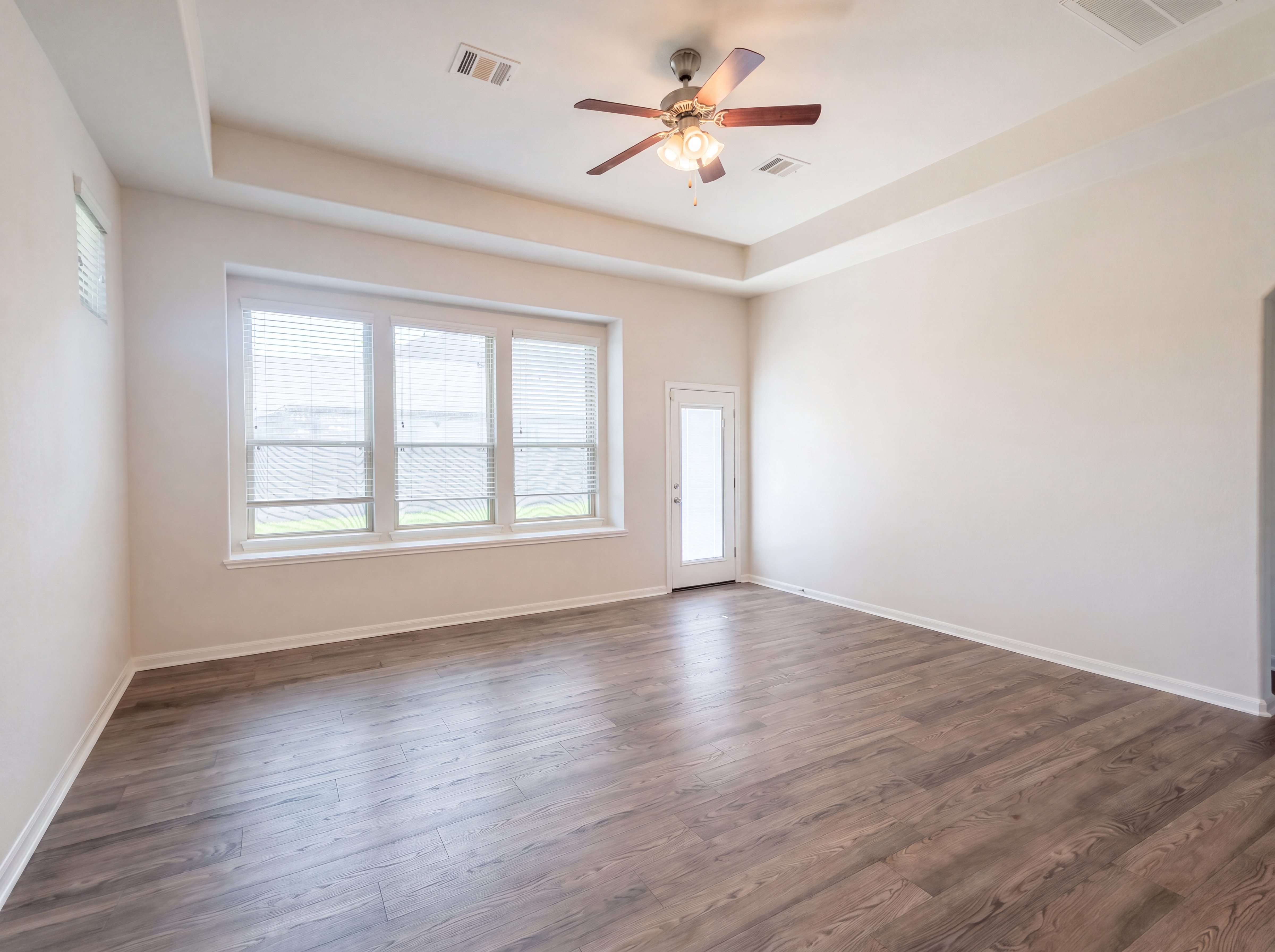 Photo 11 of 28 of 5426 Louie Ln, Katy, TX