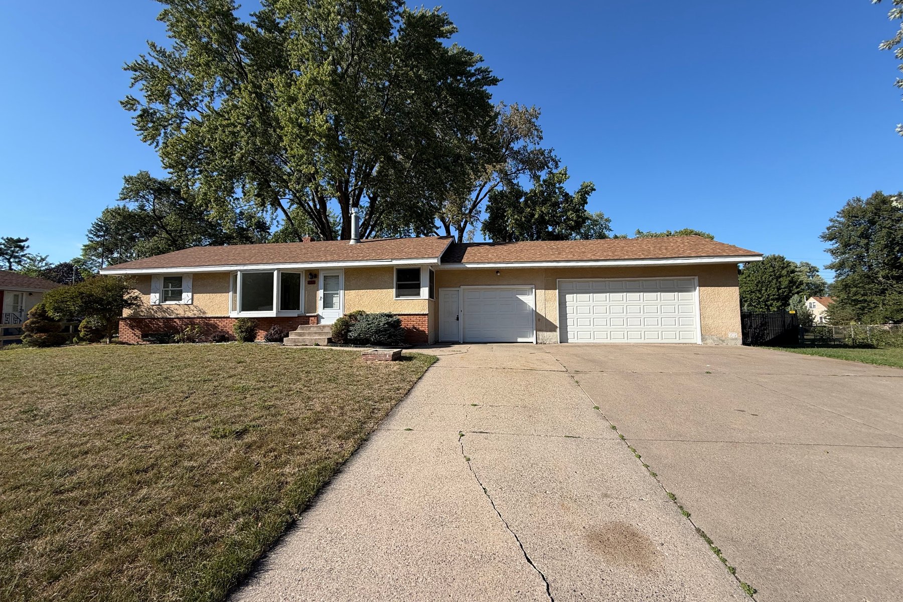 Photo 1 of 1181 Laurie Rd W