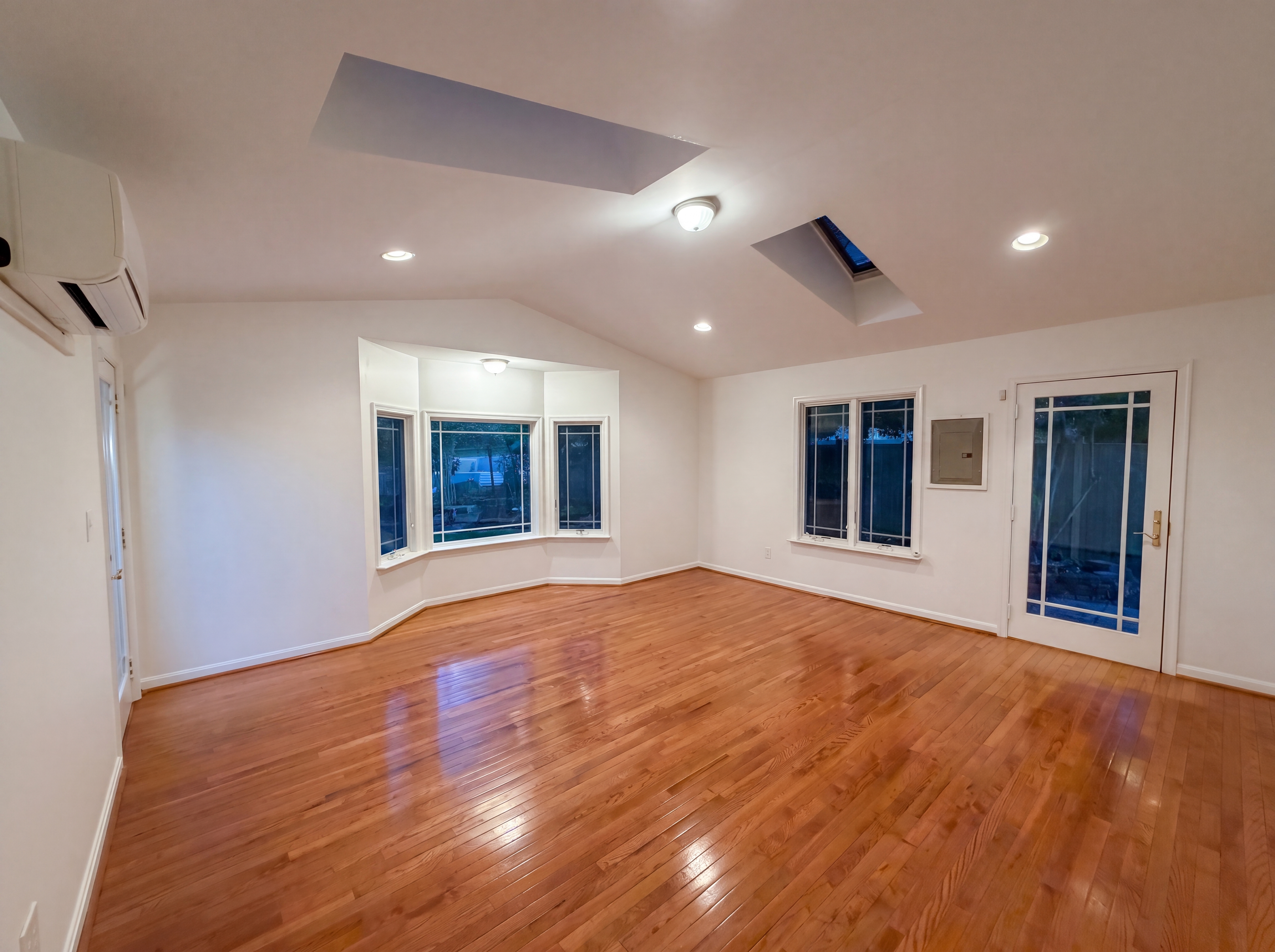 Photo 10 of 51 of 8947 Rosewood St, Manassas, VA