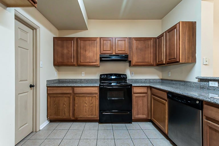 Photo 4 of 21 - 6321 Benavides Dr, Dallas, TX 75217