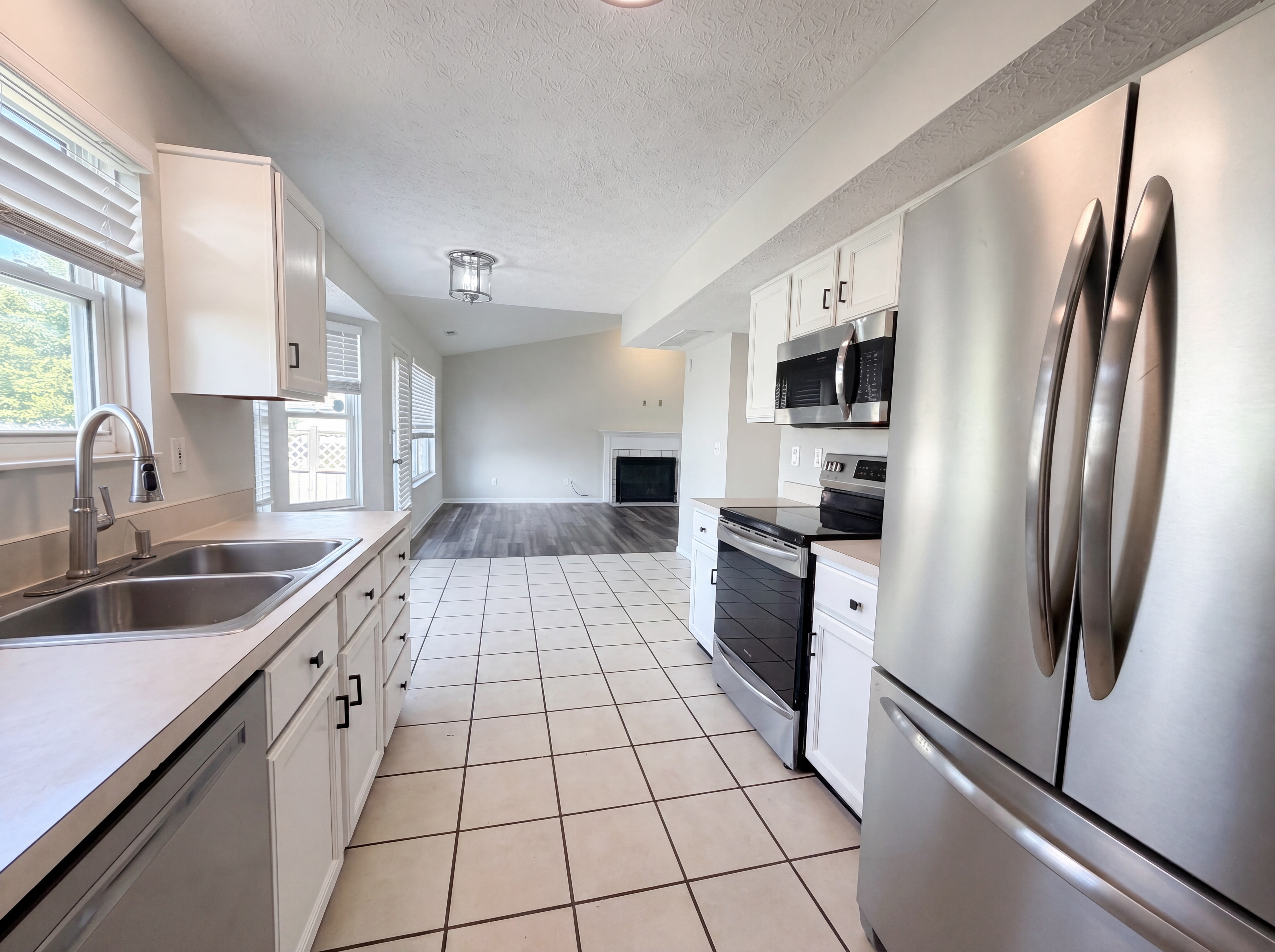 Photo 2 of 25 of 7296 Candlestone Dr, Reynoldsburg, OH
