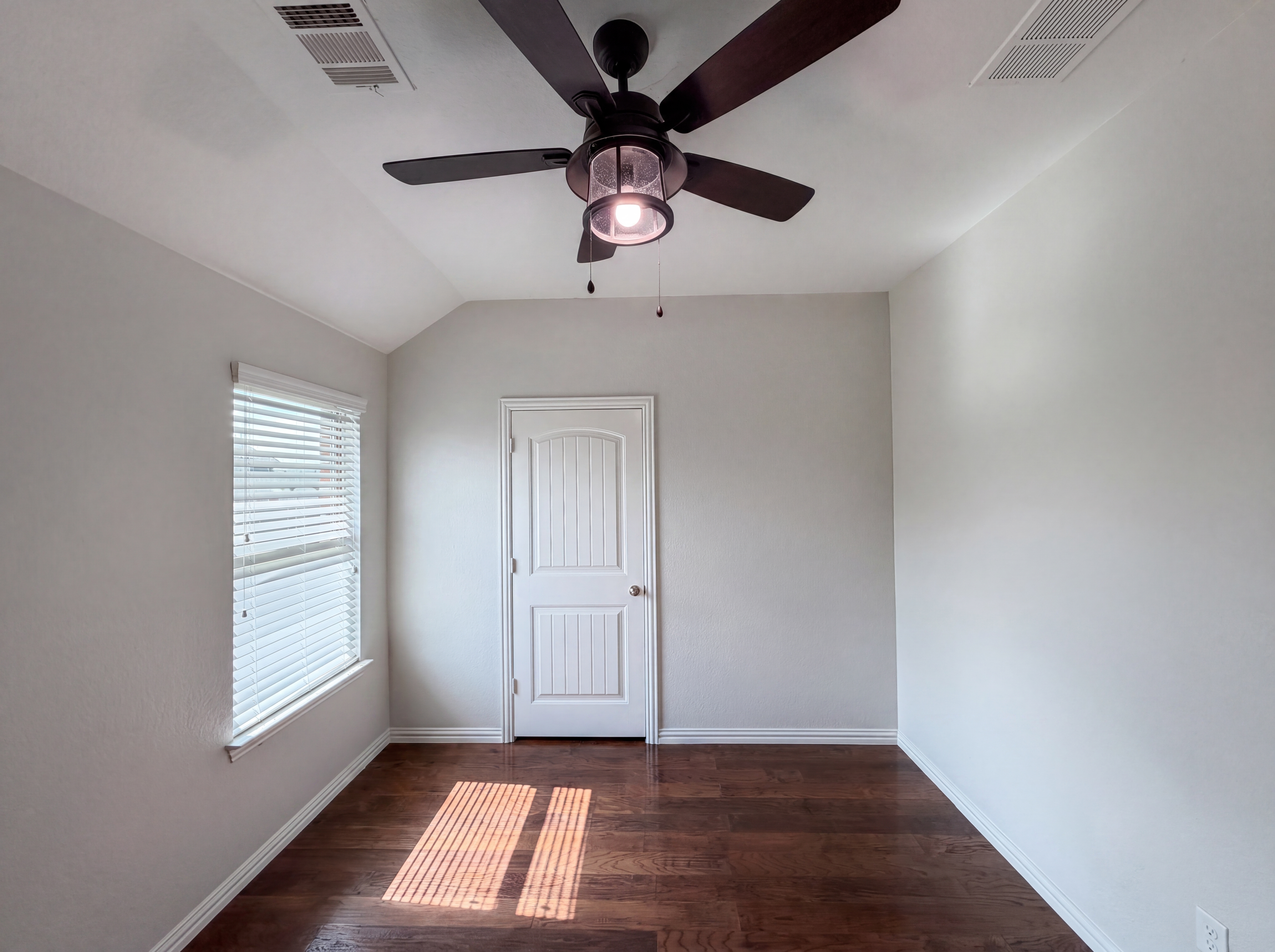 Photo 12 of 20 of 709 Ravenwood Dr, Saginaw, TX