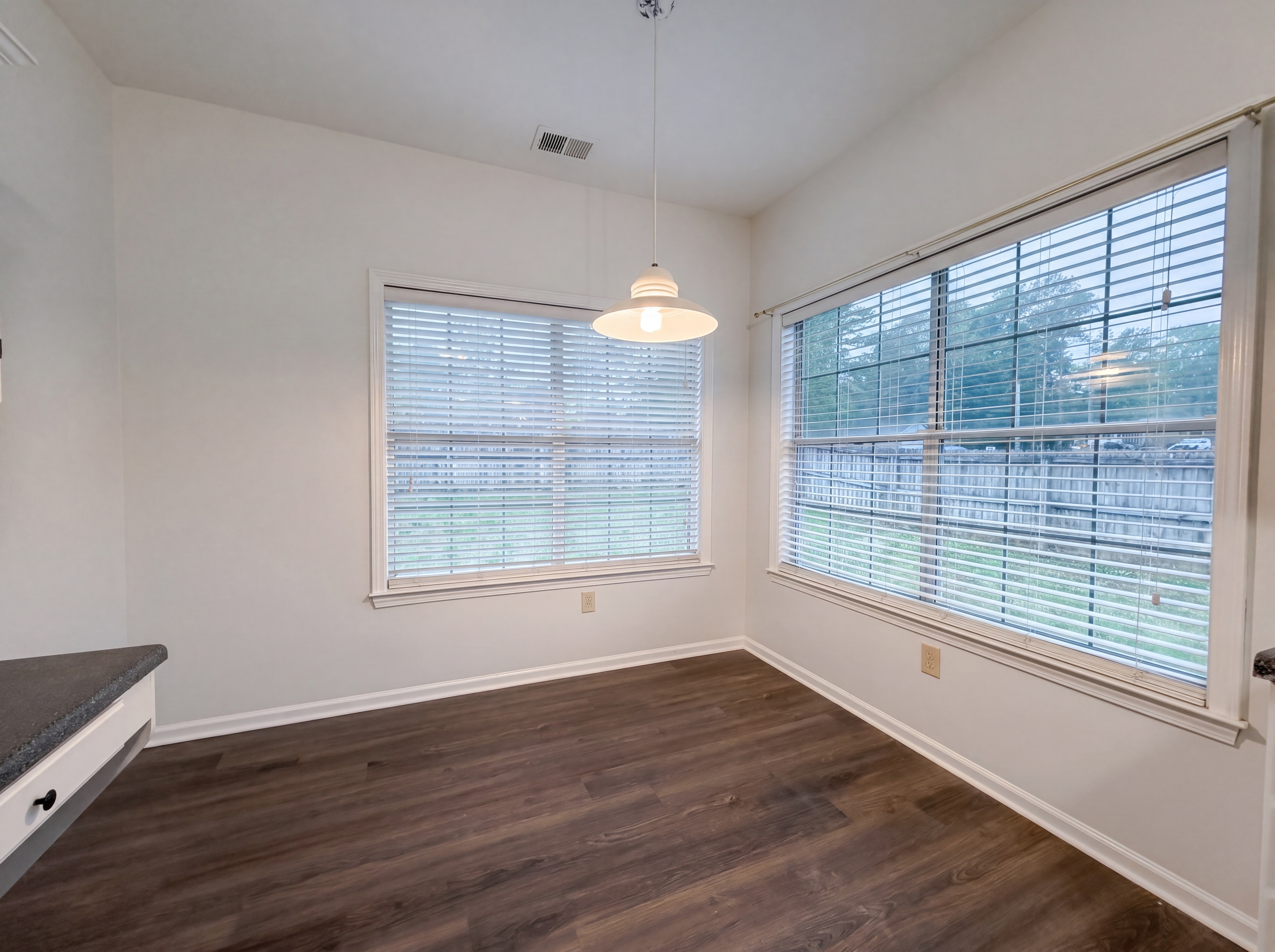 Photo 11 of 20 of 101 Cambridge Pointe Dr, Alabaster, AL