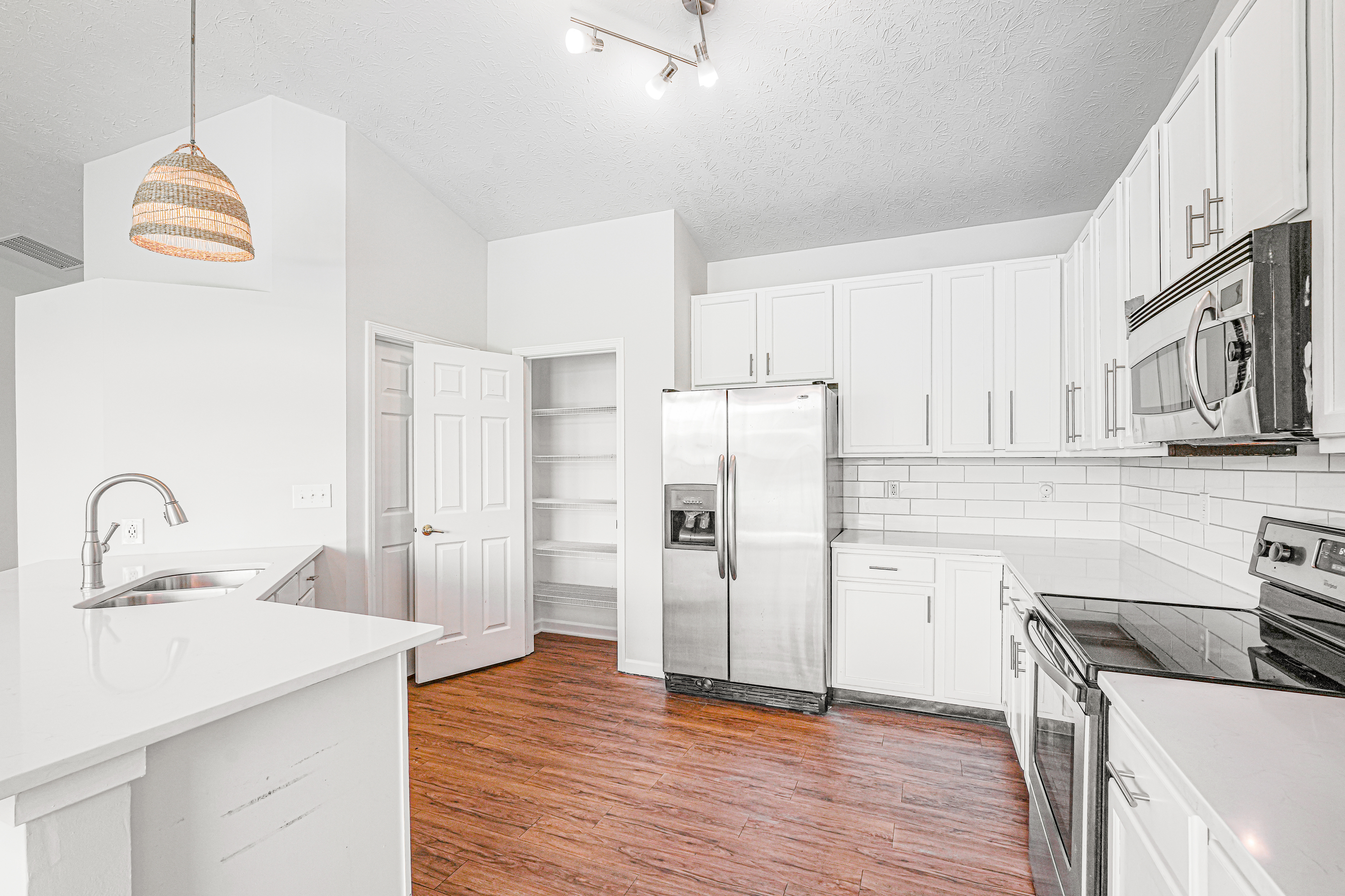 Photo 11 of 48 of 2082 Lawrin Ct, Indianapolis, IN