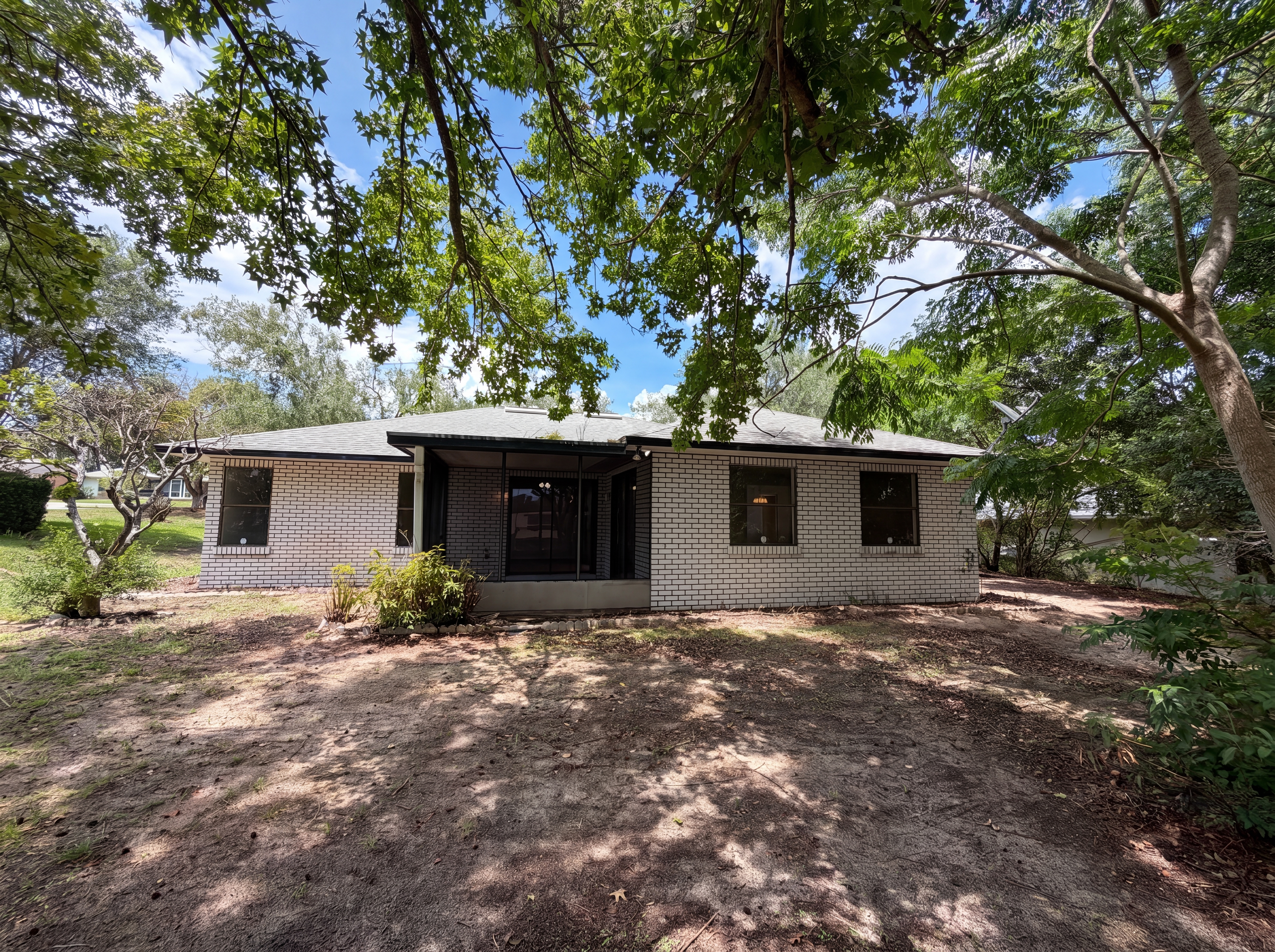 Photo 5 of 21 of 12620 Bay Hill Dr, Grand Island, FL