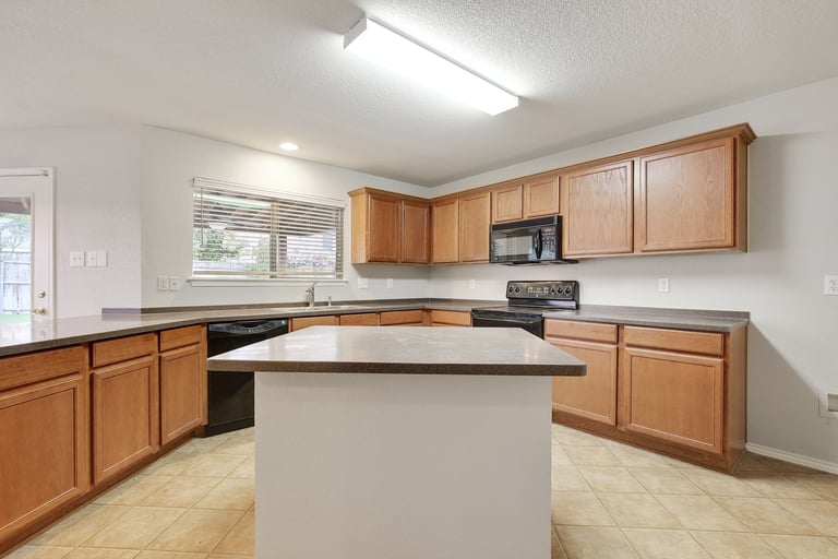 Photo 7 of 32 - 712 Partridge Dr, Fort Worth, TX 76131