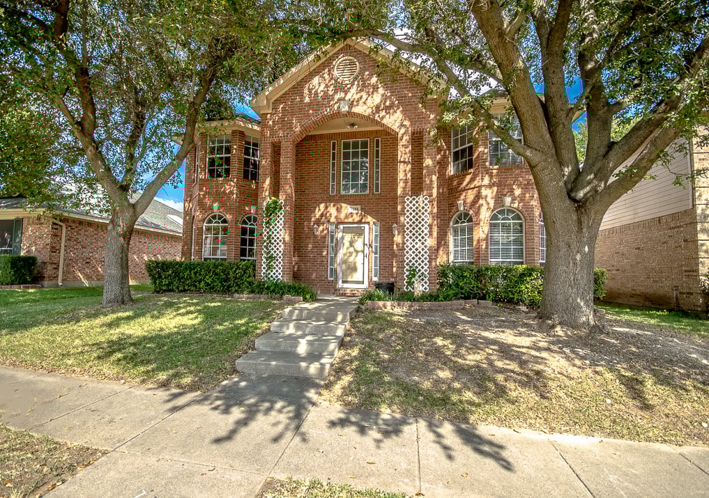 Photo 1 of 28 - 1628 Chapman St, Cedar Hill, TX 75104