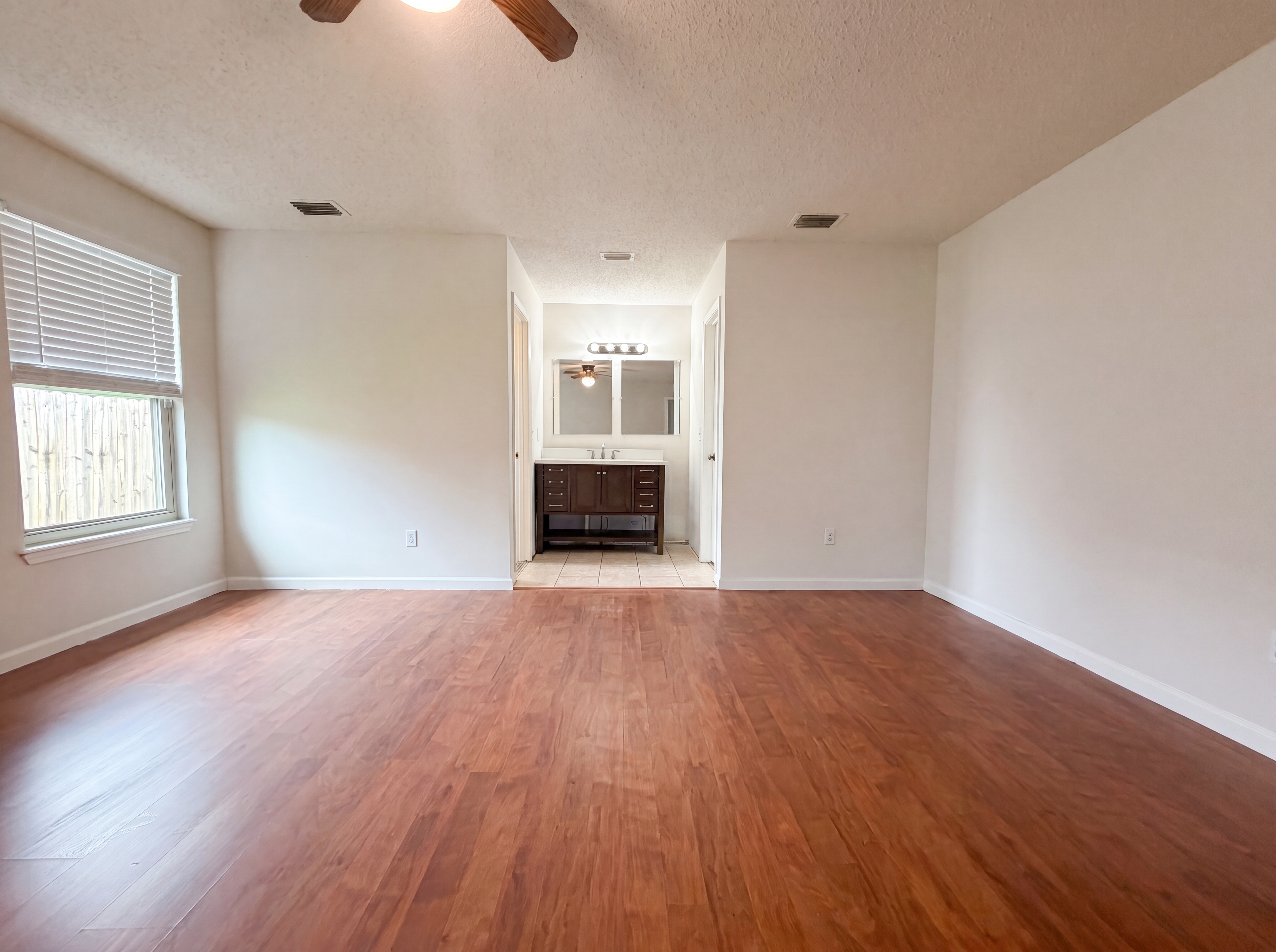 Photo 10 of 22 of 841 Chalmet Ln, Jacksonville, FL