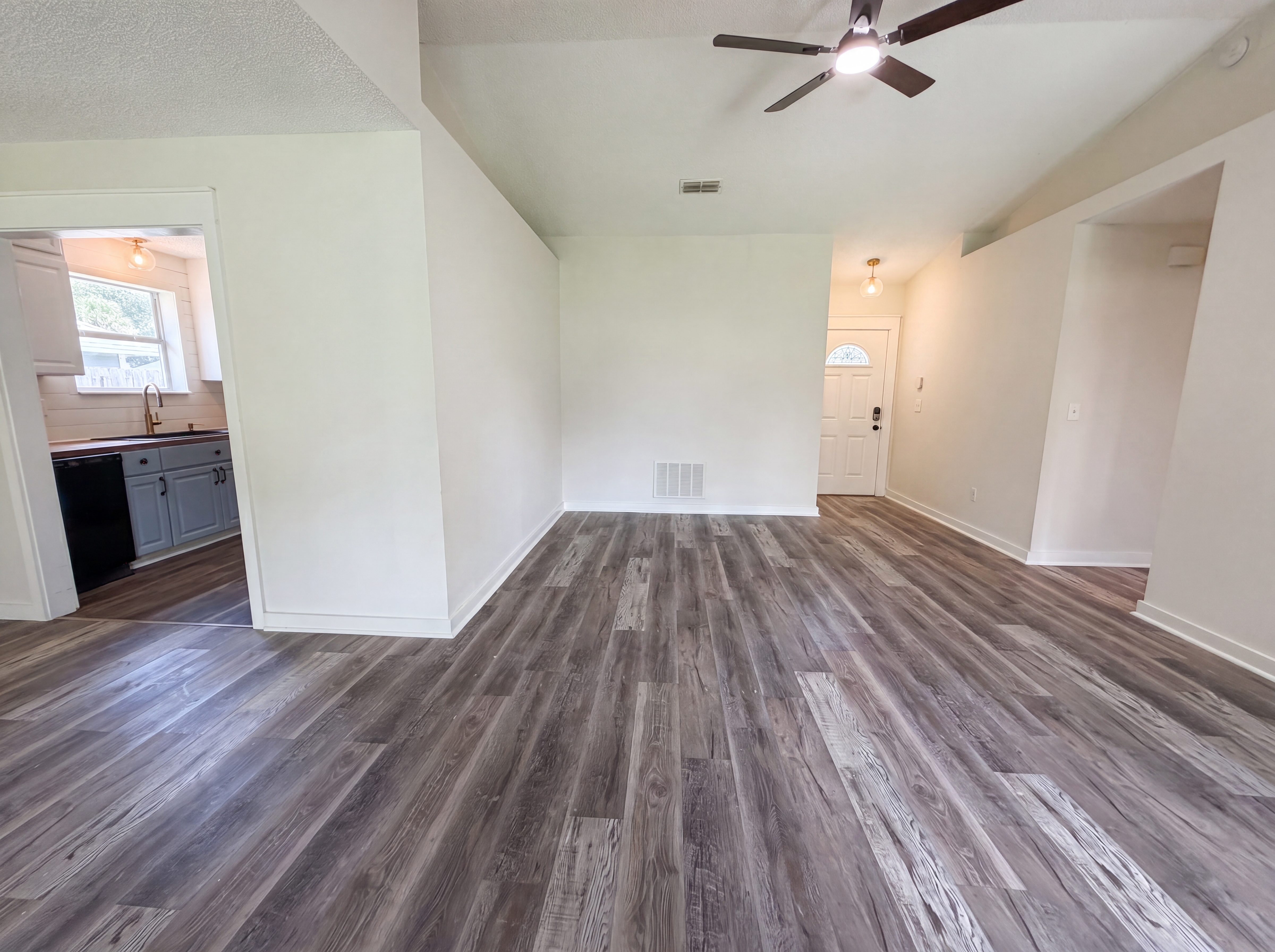 Photo 8 of 16 of 7957 Jacques Dr, Jacksonville, FL
