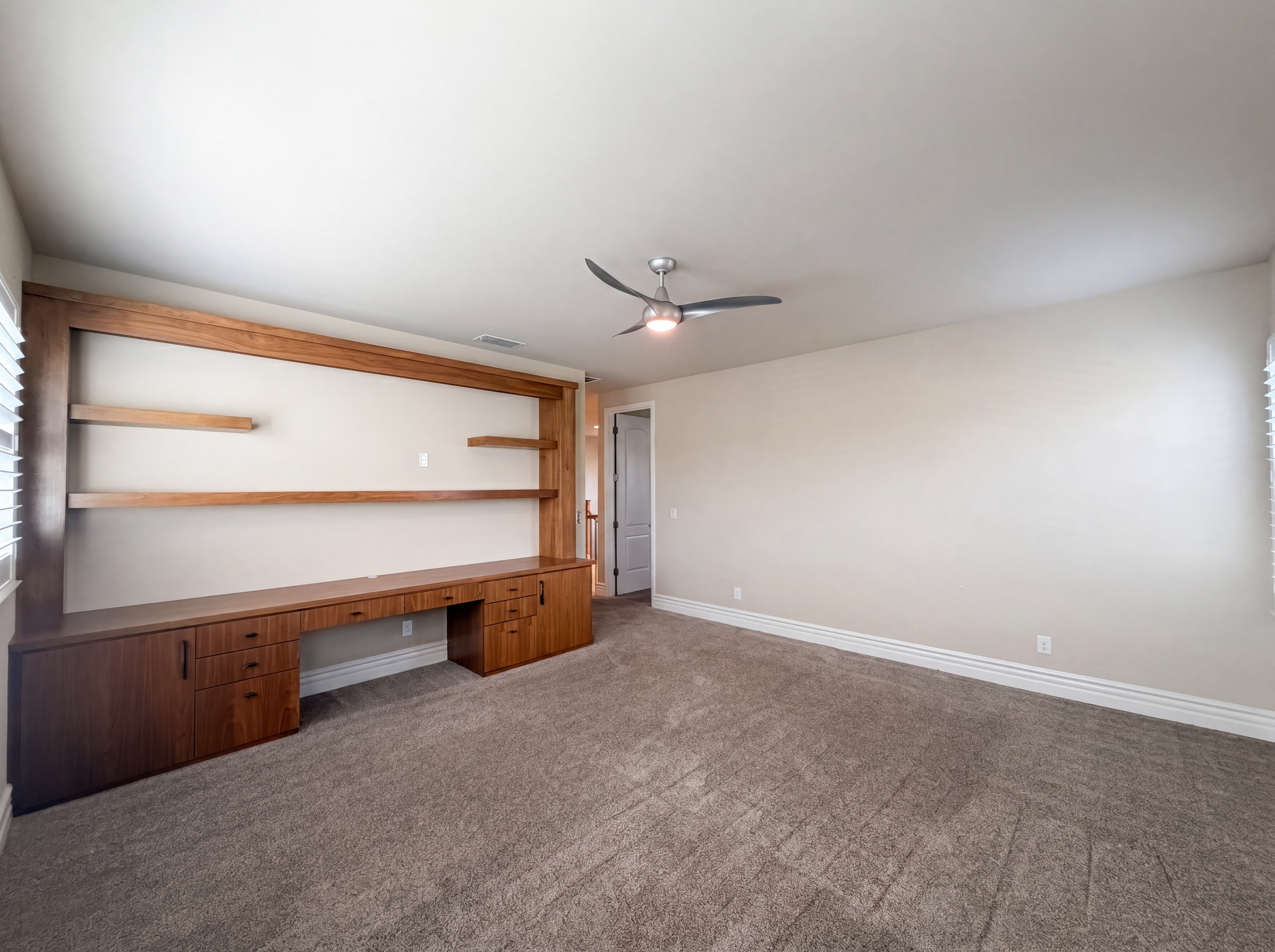 Photo 17 of 36 of 5601 Lakepointe Dr, Rocklin, CA