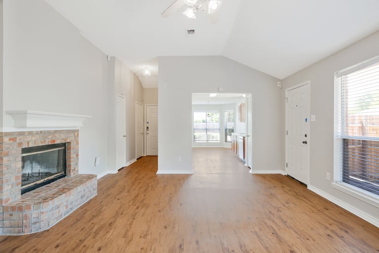 Photo 4 of 24 - 8567 Garden Springs Dr, Fort Worth, TX 76123