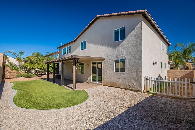 Photo 5 of 34 - 34925 Lava Tree Ln, Winchester, CA 92596