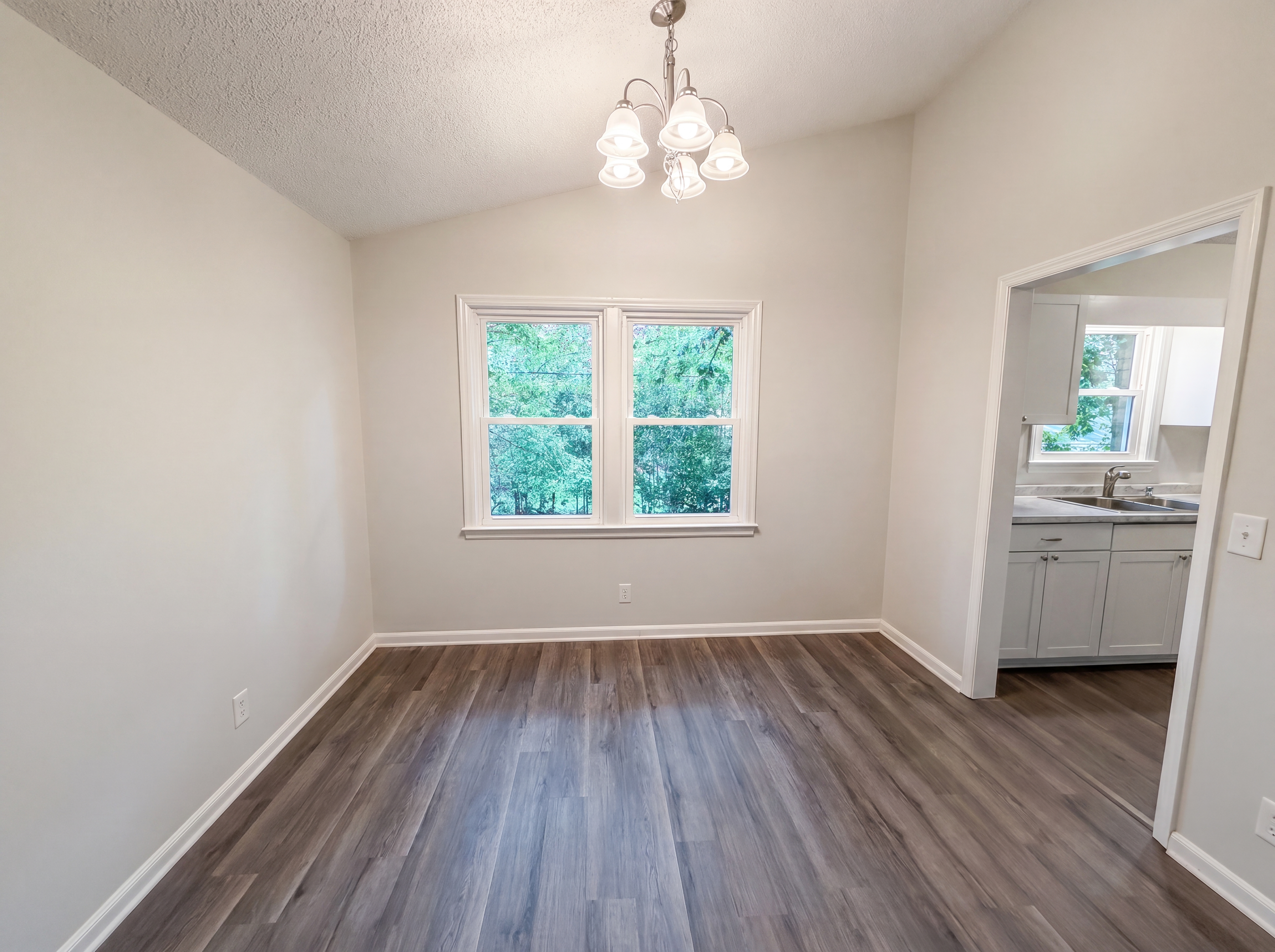 Photo 9 of 22 of 1820 Chantilly Dr, Columbia, SC