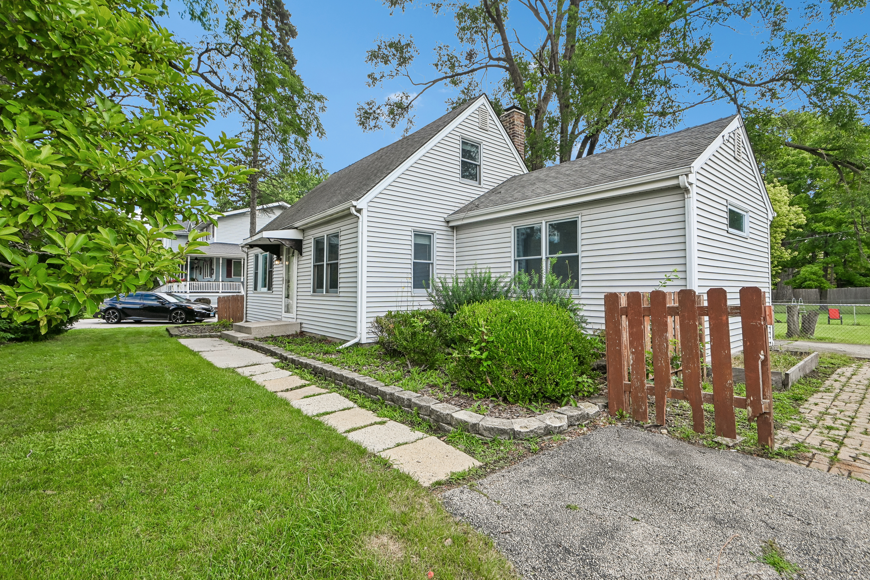 Photo 42 of 72 of 4811 Roslyn Rd, Downers Grove, IL