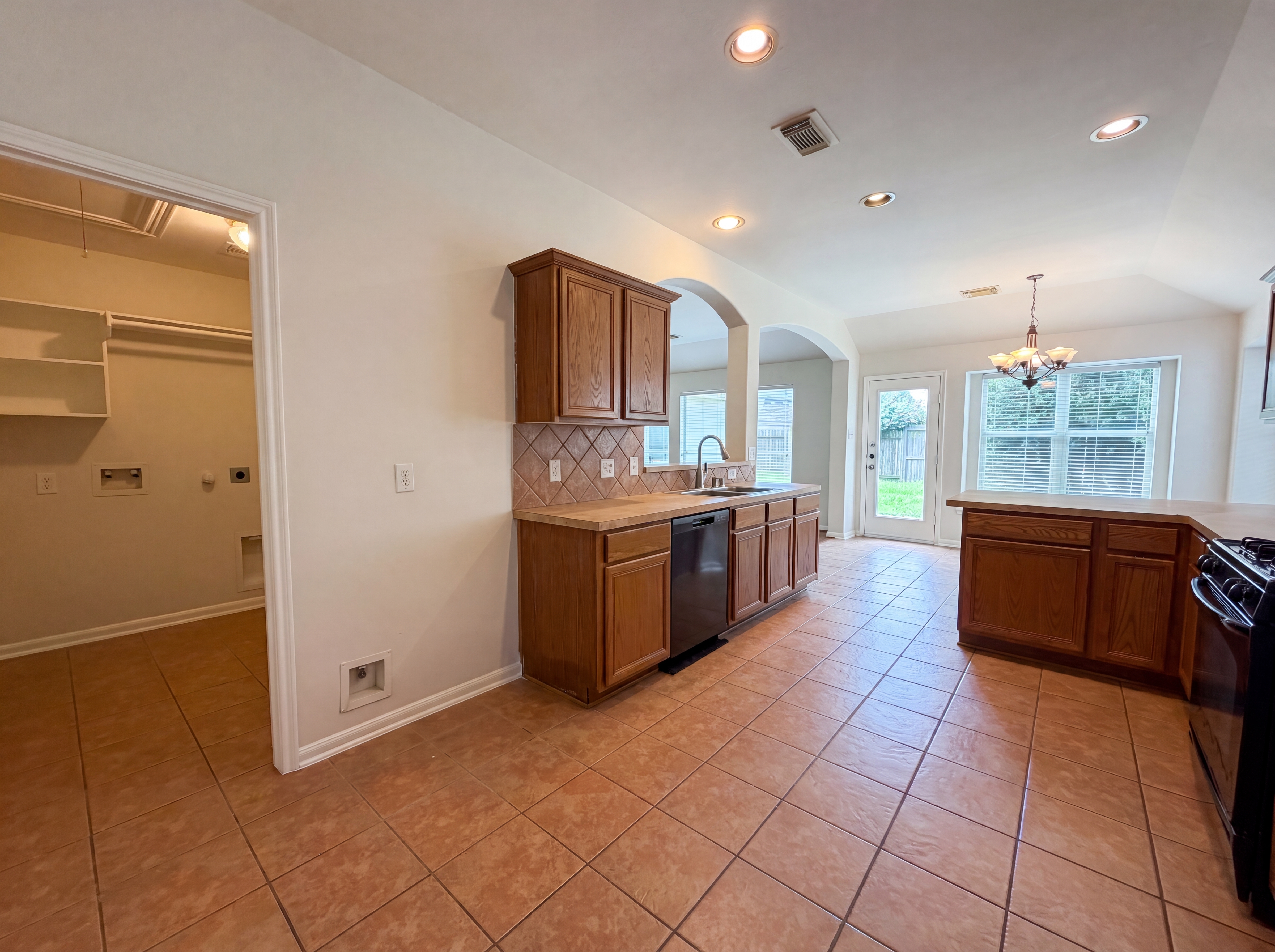 Photo 11 of 20 of 6843 Tammany Manor Ln, Spring, TX