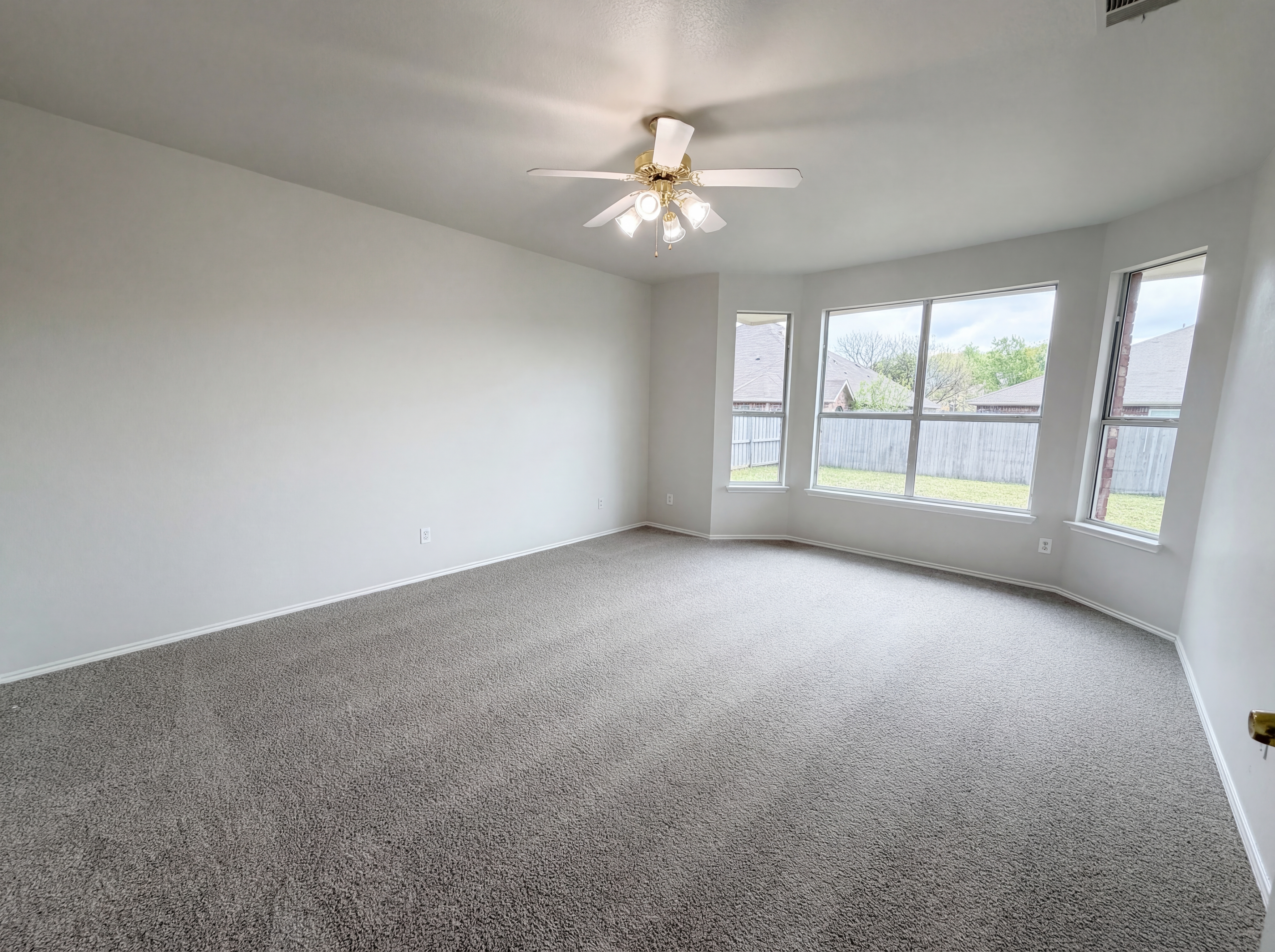 Photo 13 of 24 of 916 Matagorda Ln, Desoto, TX