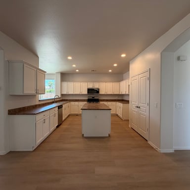 Property photo 2 of 18405 N Stonegate Rd
