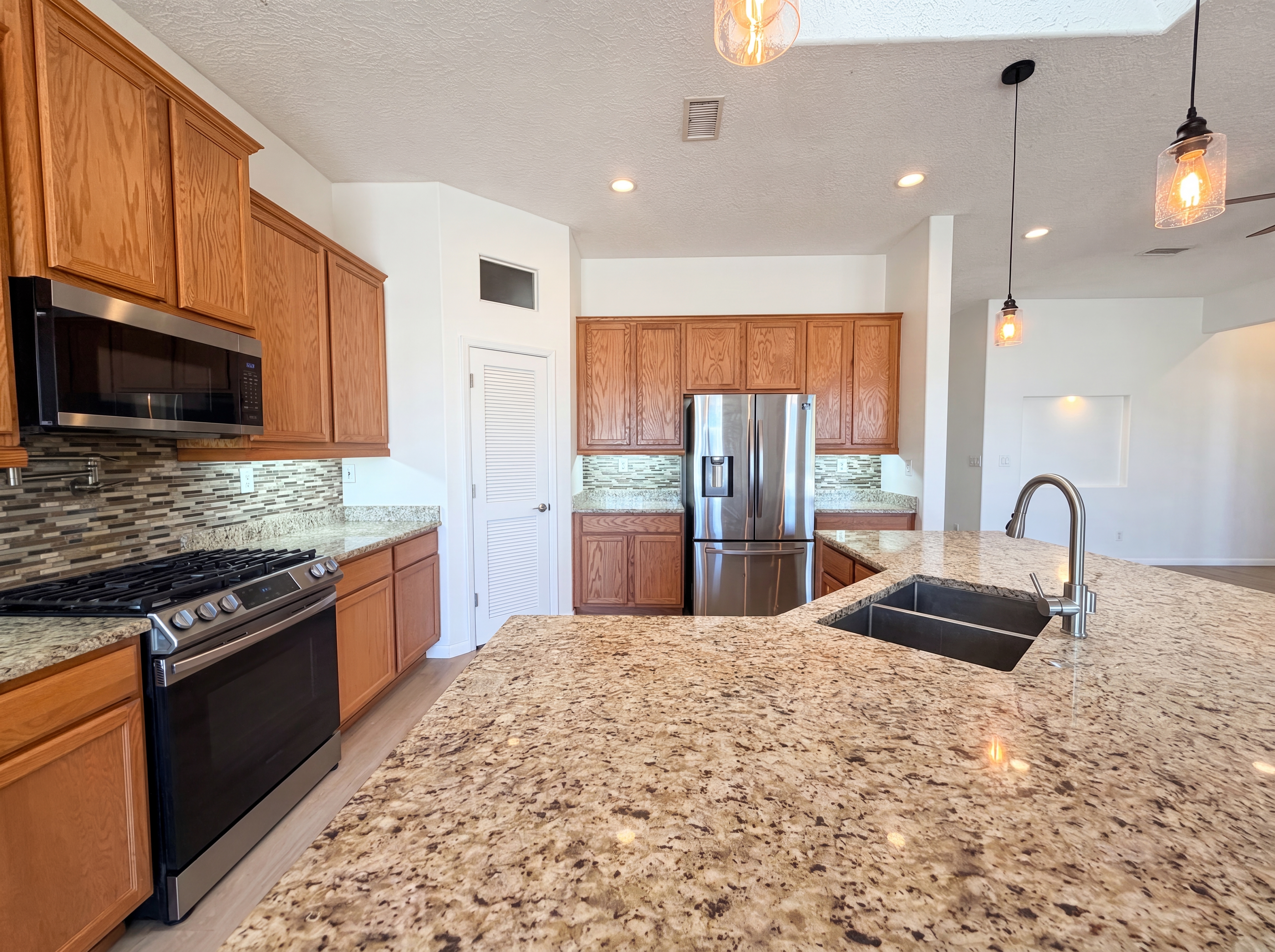 Photo 9 of 21 of 1625 35th St SE, Rio Rancho, NM