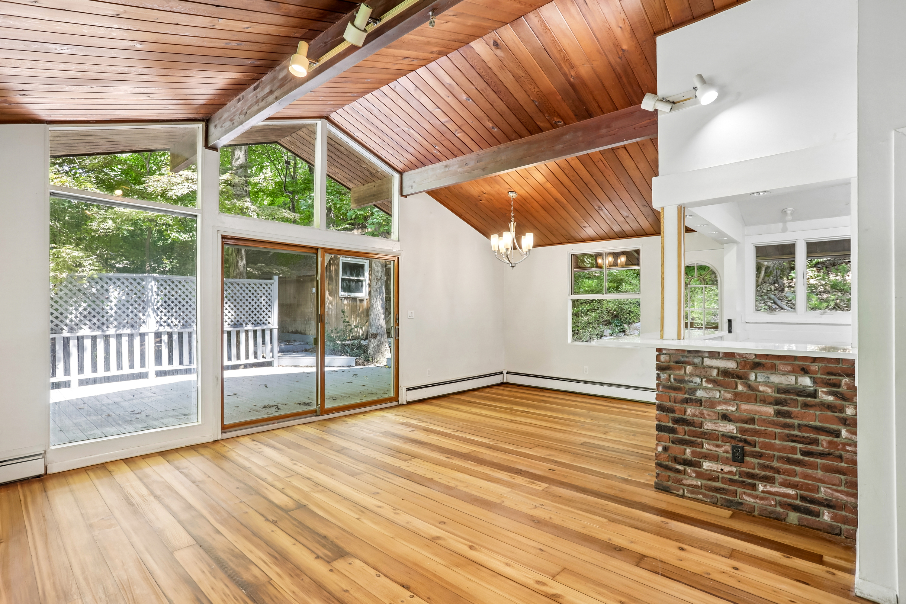 Photo 9 of 31 of 951 Haverstraw Rd, Suffern, NY