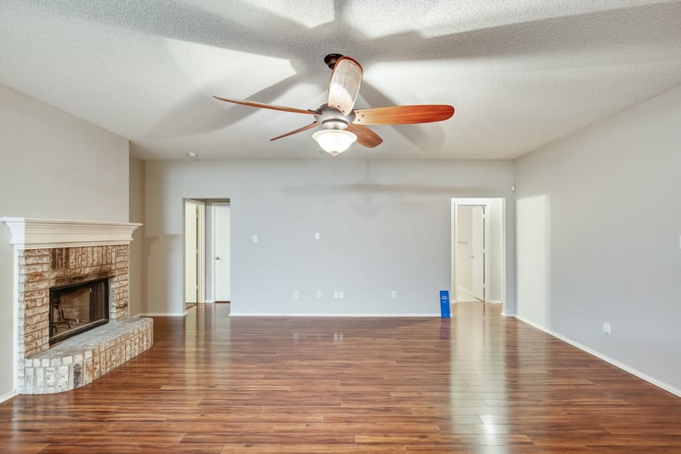 Photo 13 of 29 - 517 Barbara Jean Ln, Burleson, TX 76028