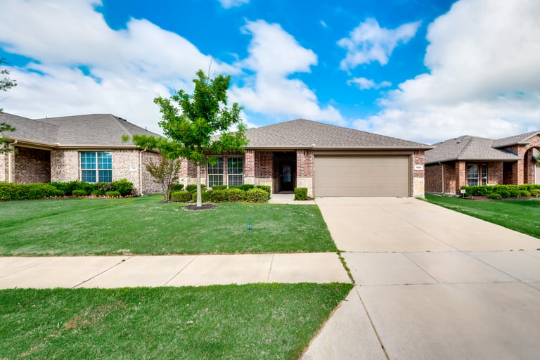 Photo 31 of 32 - 890 Lancashire Ln, Aubrey, TX 76227