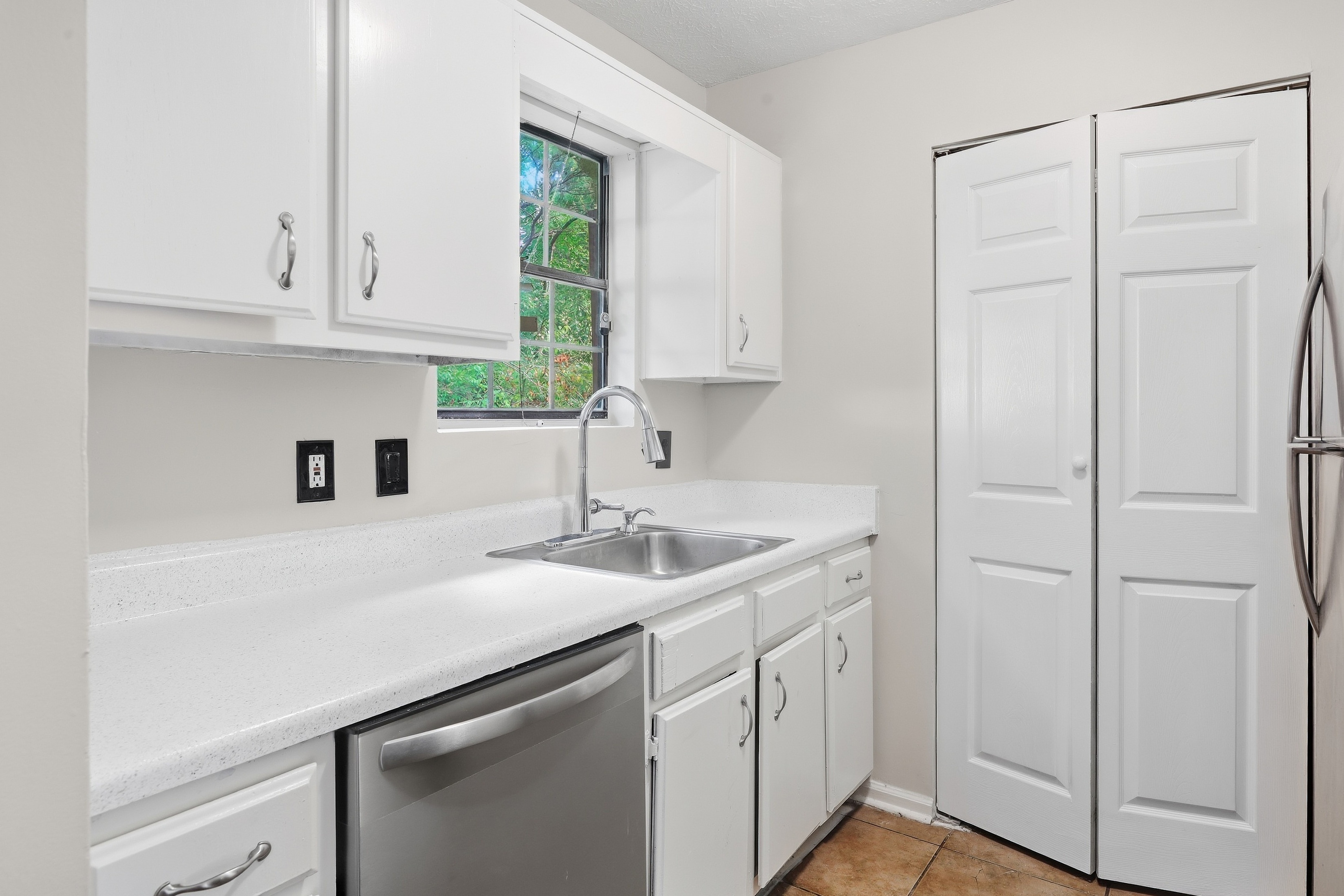 Photo 10 of 24 of 6977 Flagstone Dr, Austell, GA